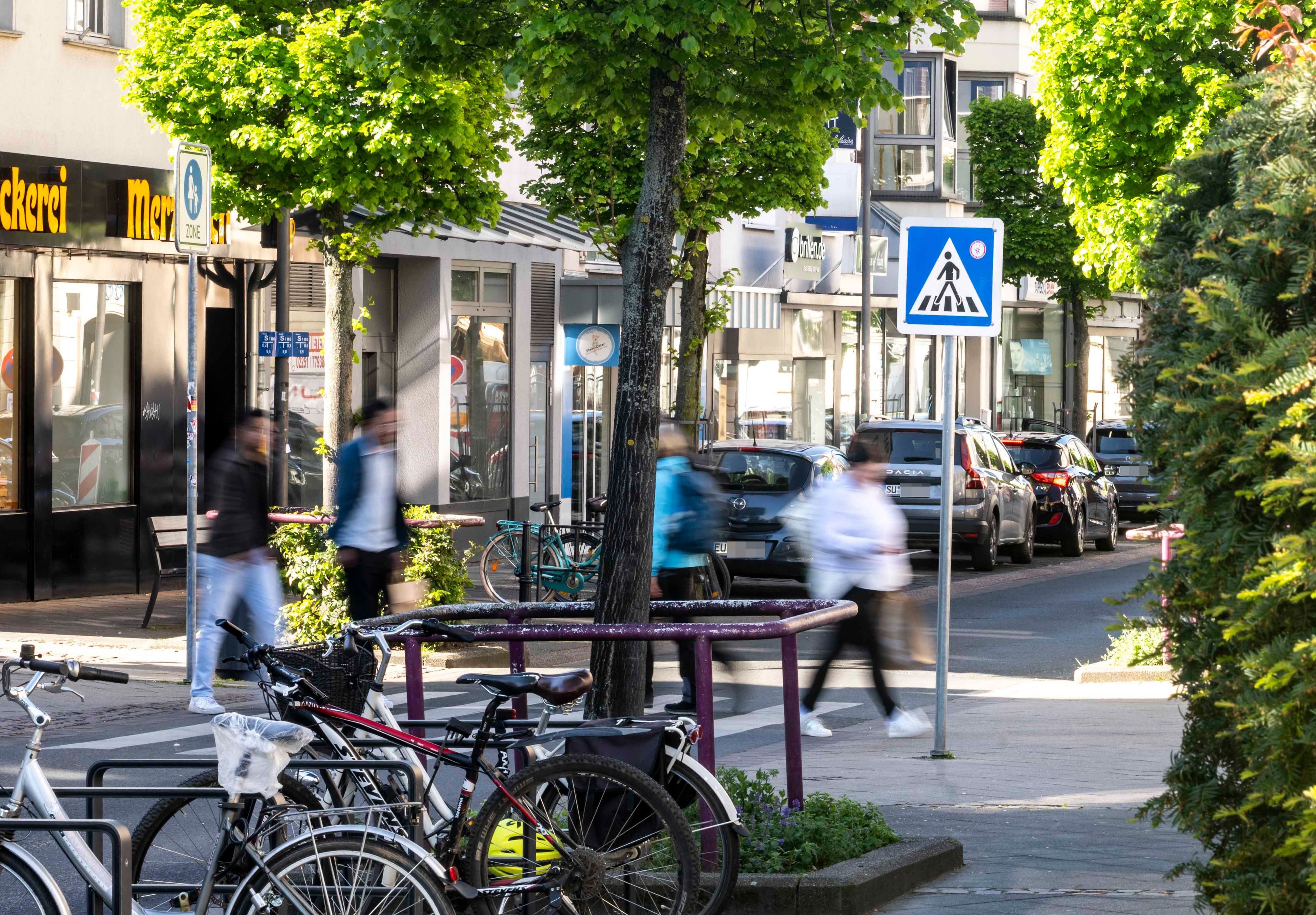 Das Bild zeigt vier Fußgänger, die den Zebrastreifen an der Wilhelmstraße queren.