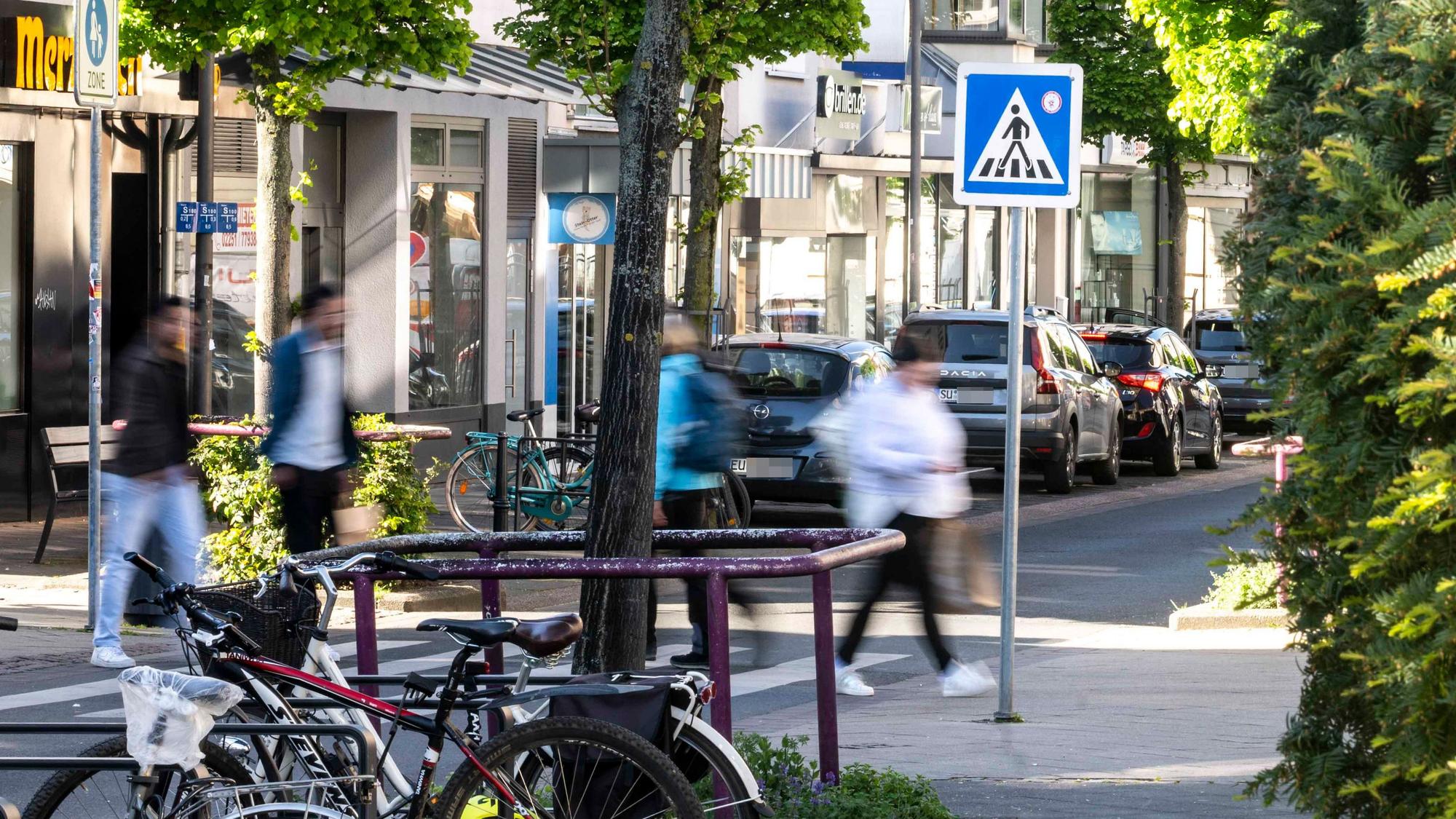 Das Bild zeigt vier Fußgänger, die den Zebrastreifen an der Wilhelmstraße queren.