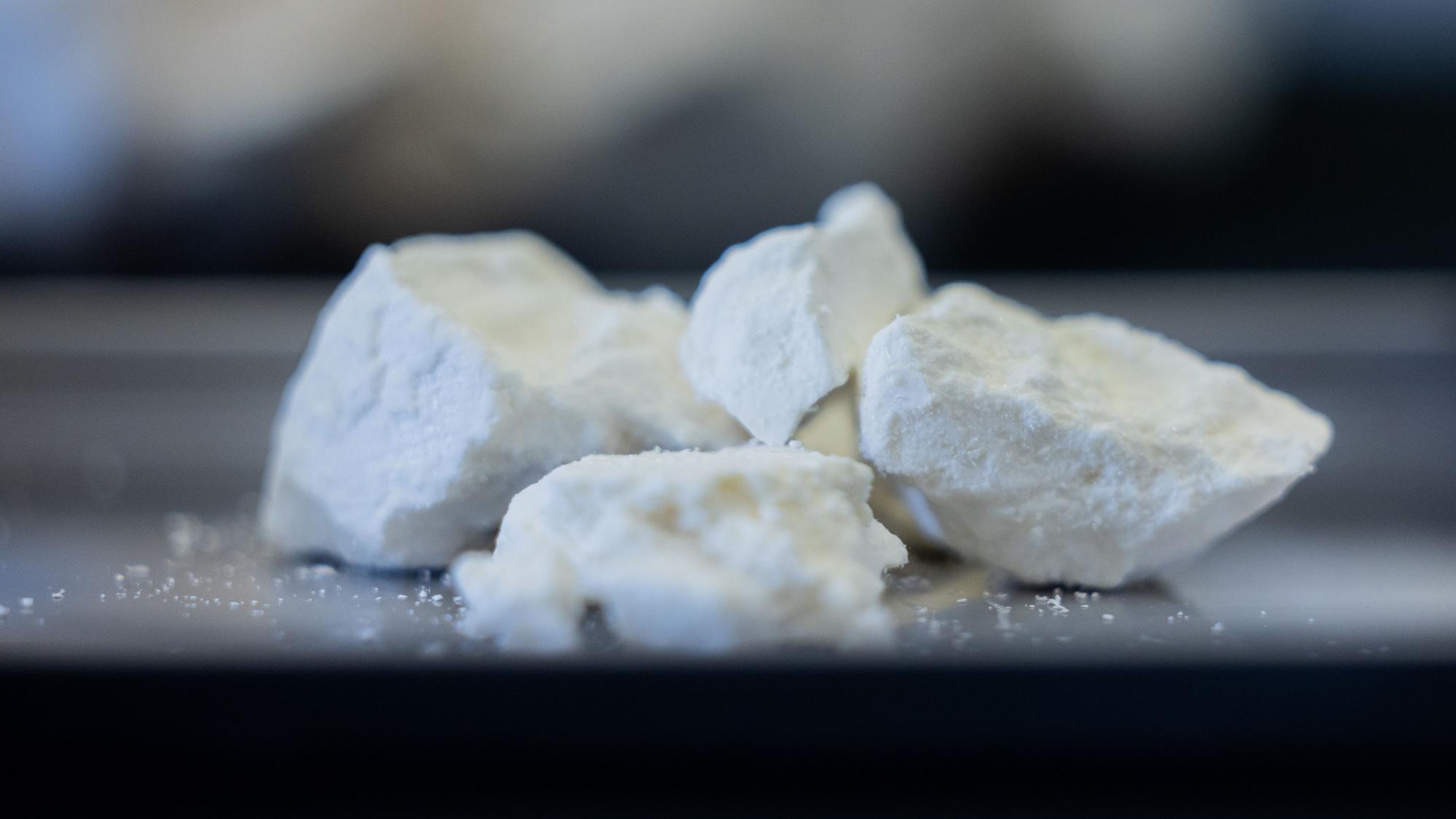 Der Angeklagte nimmt seit seinem achten Lebensjahr Amphetamine.
Amphetamin liegt bei einer Pressekonferenz der Generalzolldirektion im Zollkriminalamt zu einem Schlag gegen Organisierte Kriminalität auf einem Tisch