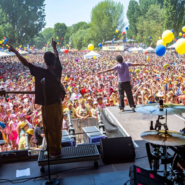 Cat Ballou rockt die Bühne von Jeck im Sunnesching – voriges Jahr noch im Jugendpark. Dieses Jahr zieht das Festival in den Tanzbrunnen.