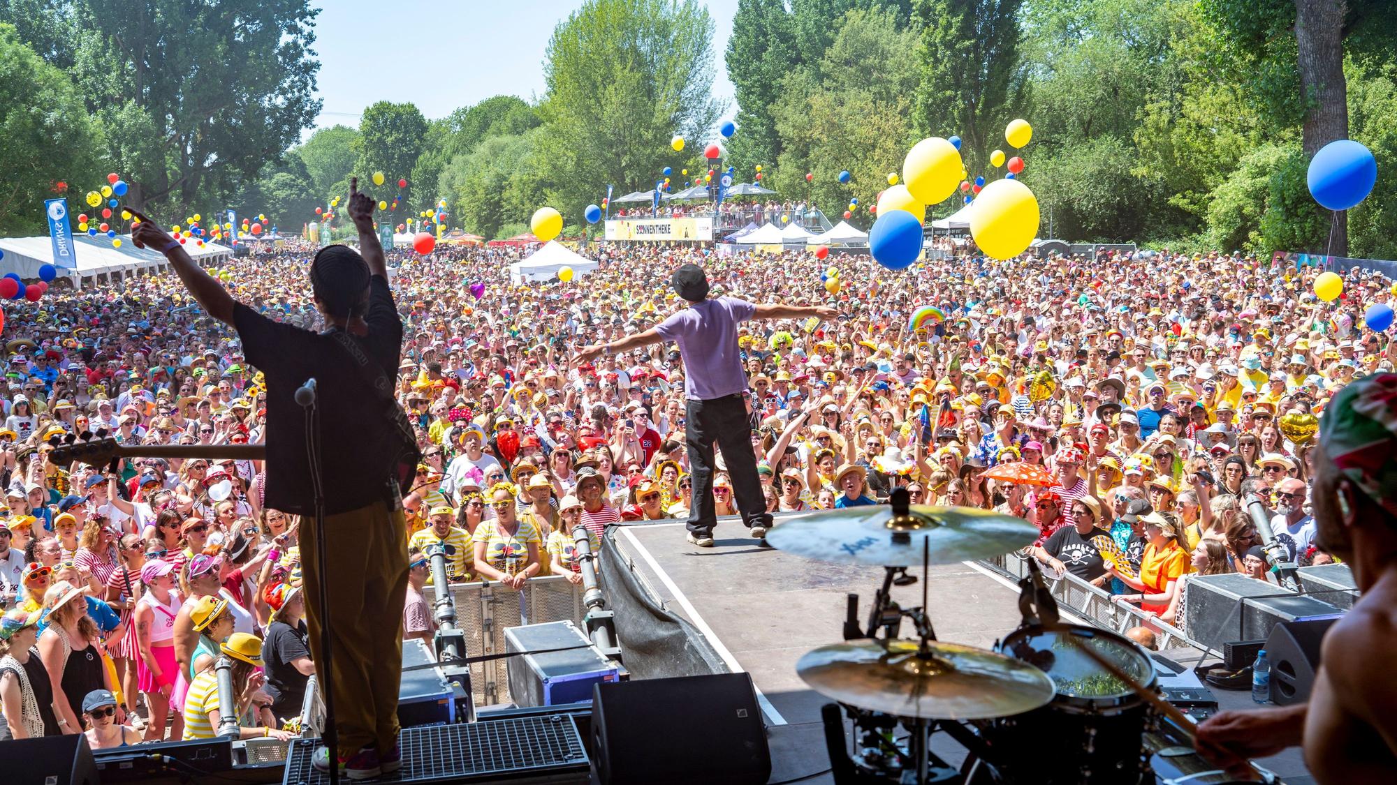Cat Ballou rockt die Bühne von Jeck im Sunnesching – voriges Jahr noch im Jugendpark. Dieses Jahr zieht das Festival in den Tanzbrunnen.