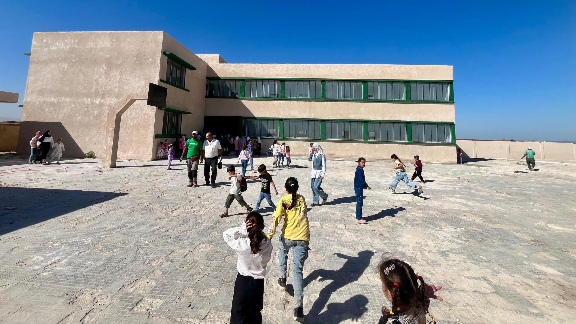 Projekte der Grünhelme: Mobile Zahnkliniken in Syrien, Bau von Schulen in Sierra Leone und Syrien
hier:die Abd al-Kader Bakkar-Schule im syrischen Sallumiya