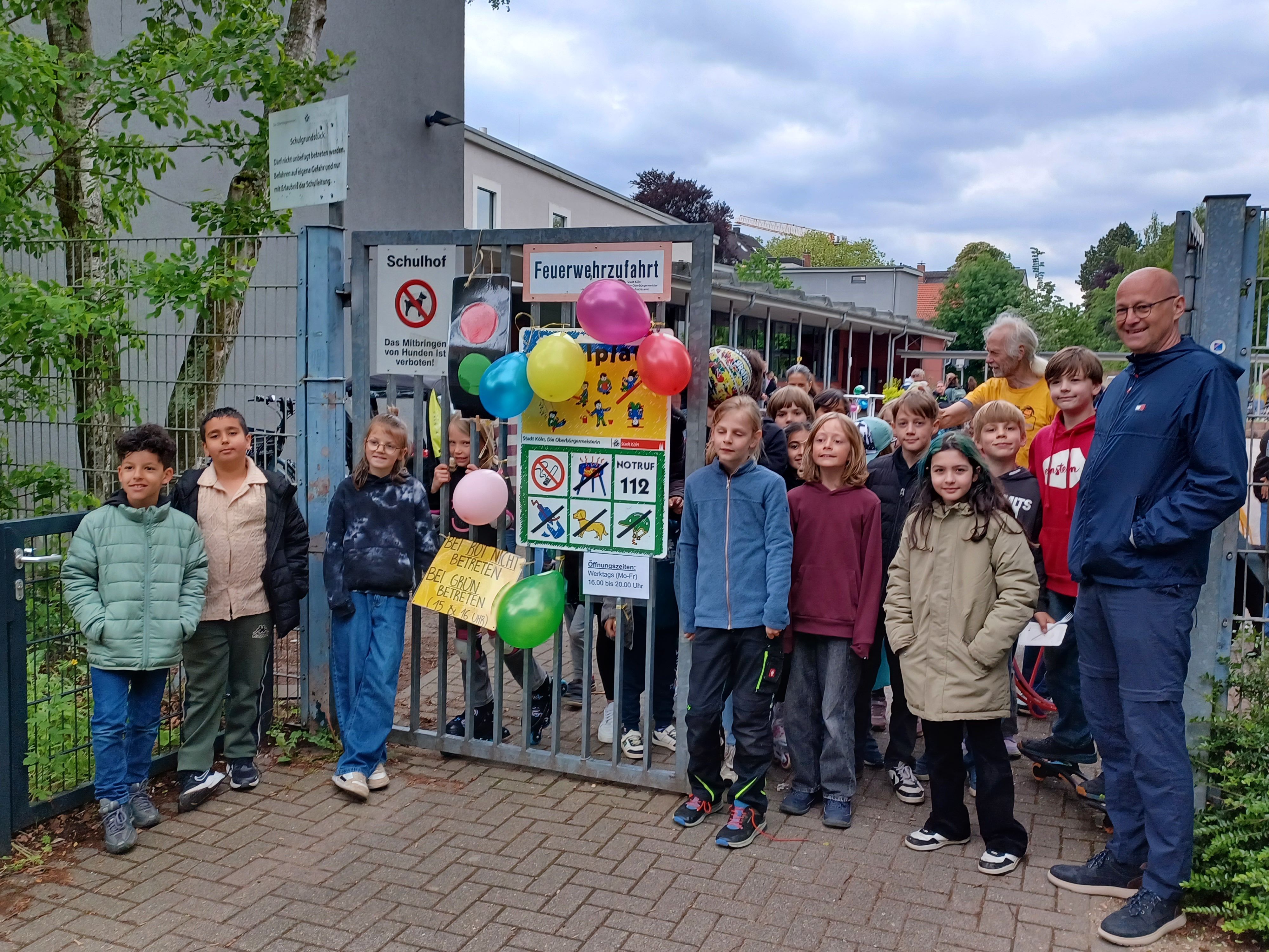 Schulleiter Birger Heusinger (r.), Dietmar Donath vom TuS Nippes 1919 (3.v.r. hinten) und die Kinder der GGS freuen sich über das neue Angebot.