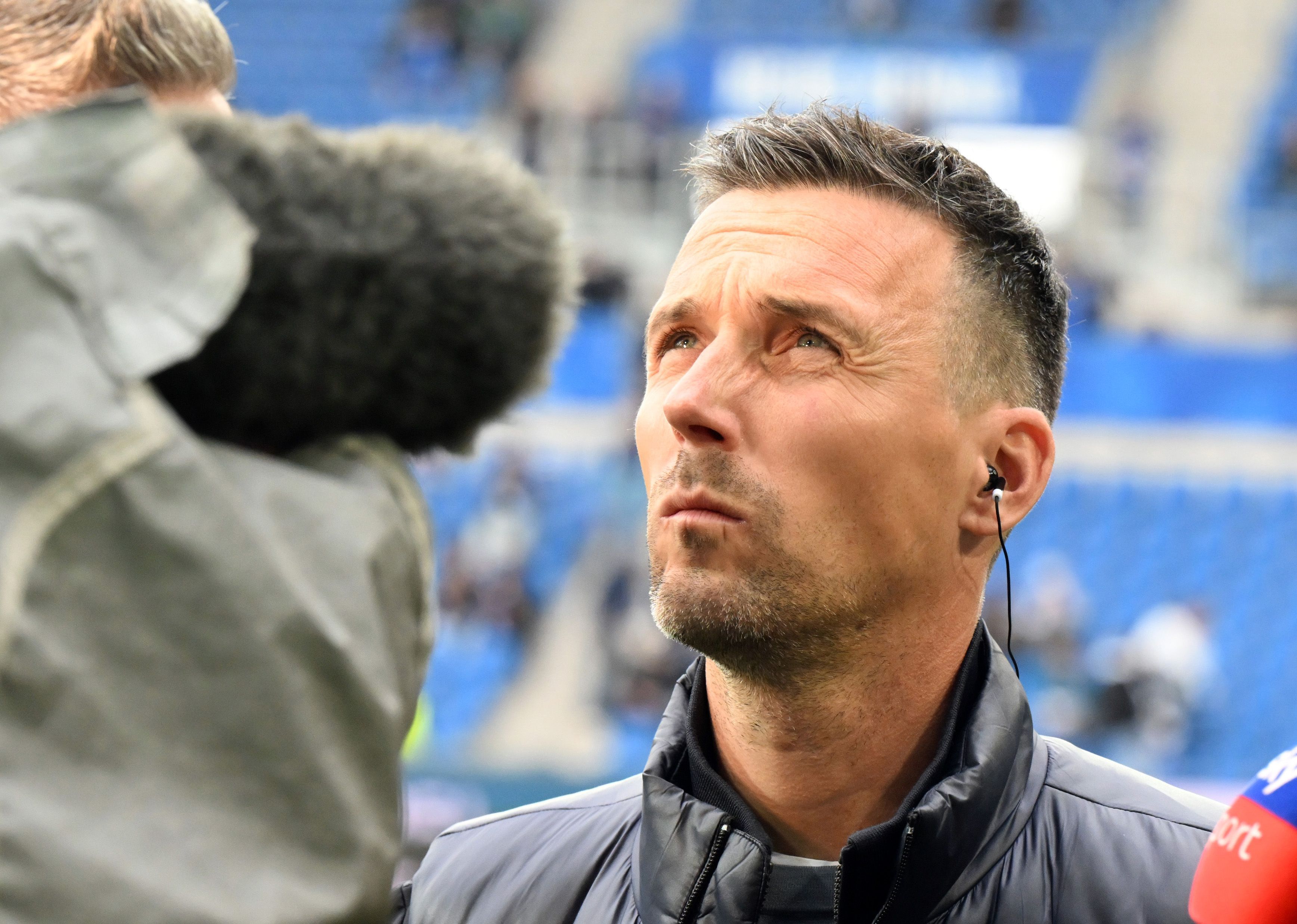 Vor einem Spiel des Karlsruher SC steht Christian Eichner bei Interviews.