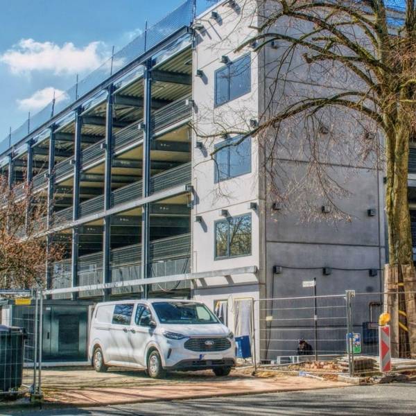 Auf dem Foto ist das fast fertige Gebäude des neuen Parkhauses zu sehen.