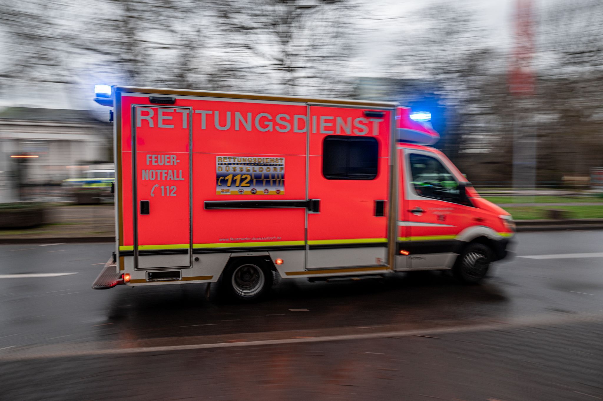 Ein Krankenwagen auf dem Weg zu einem Einsatz (Symbolfoto).