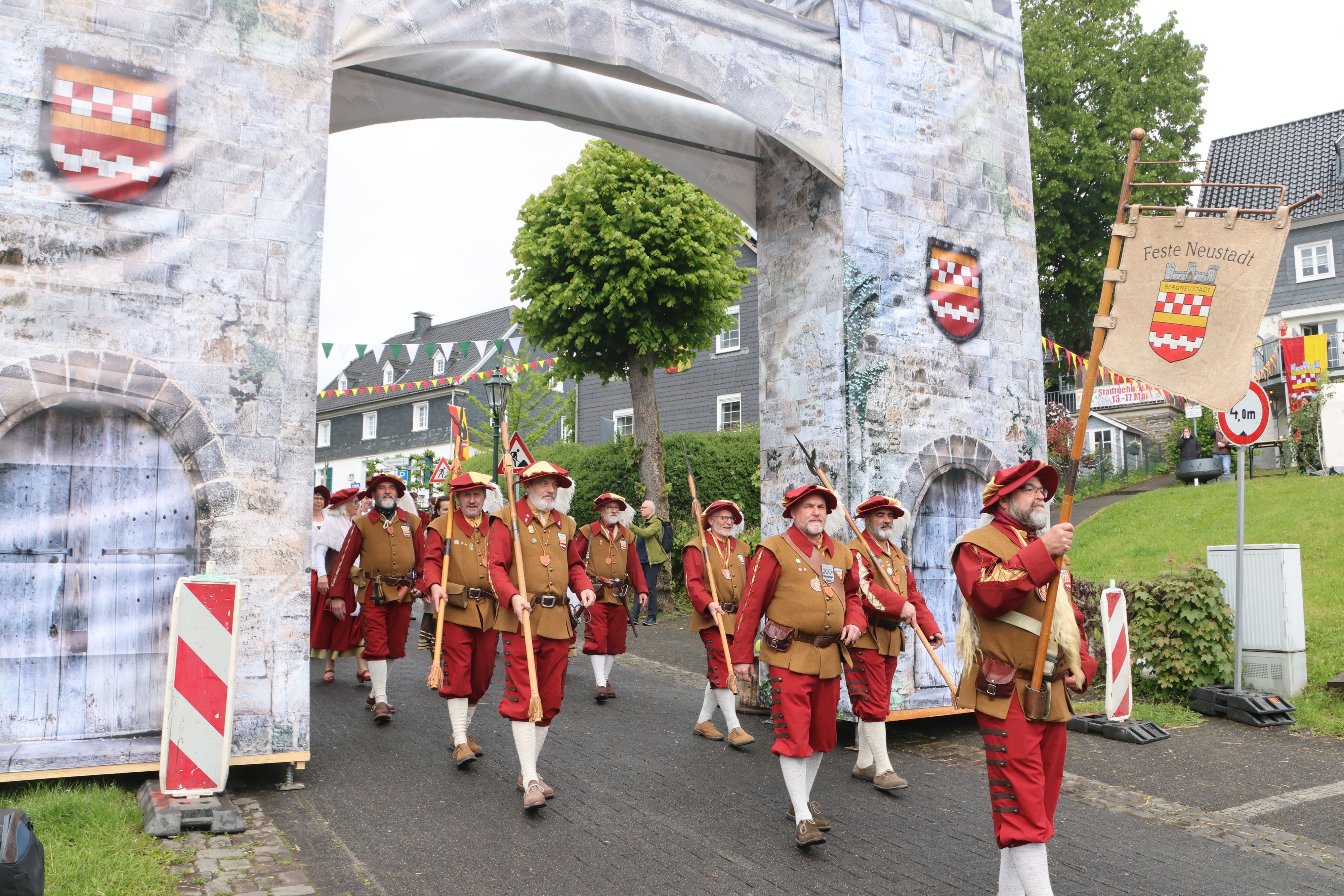 Zu sehen ist der Zug der Landsknechte durch das untere Tor