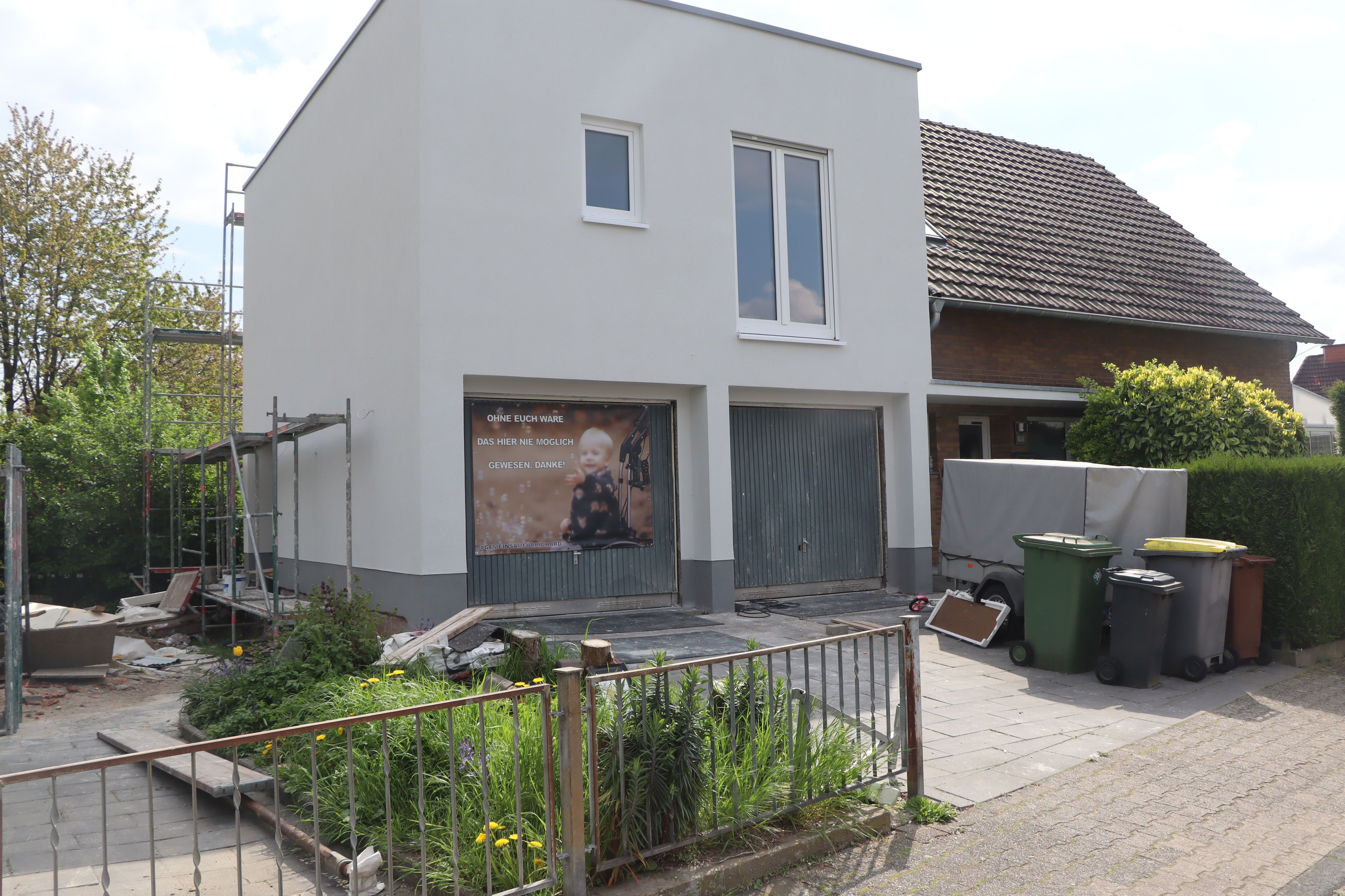„Danke" sagen die Kochs auch schriftlich – auf dem großen Plakat, das sie an der Garage ihres Hauses befestigt haben.