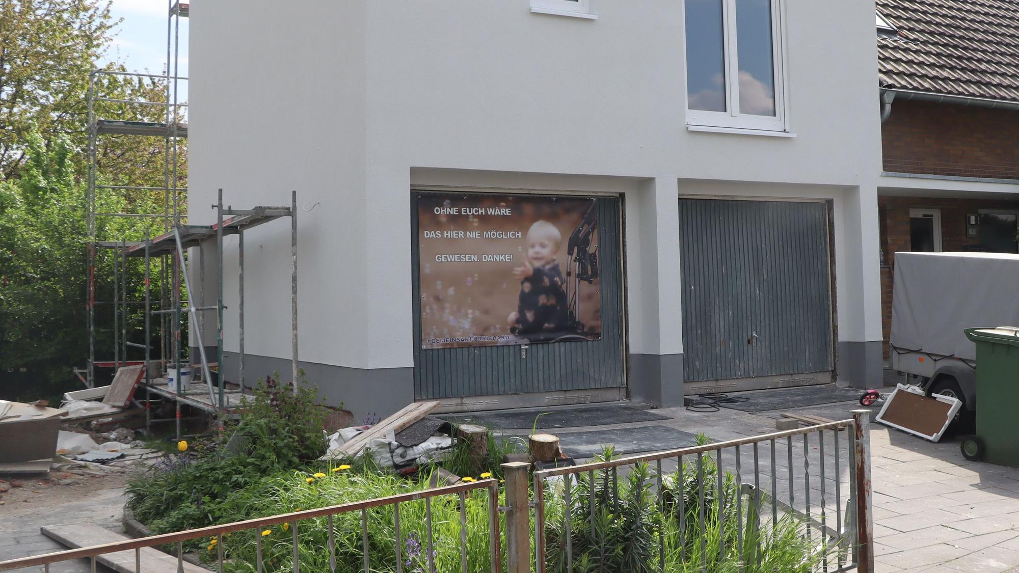 „Danke" sagen die Kochs auch schriftlich – auf dem großen Plakat, das sie an der Garage ihres Hauses befestigt haben.