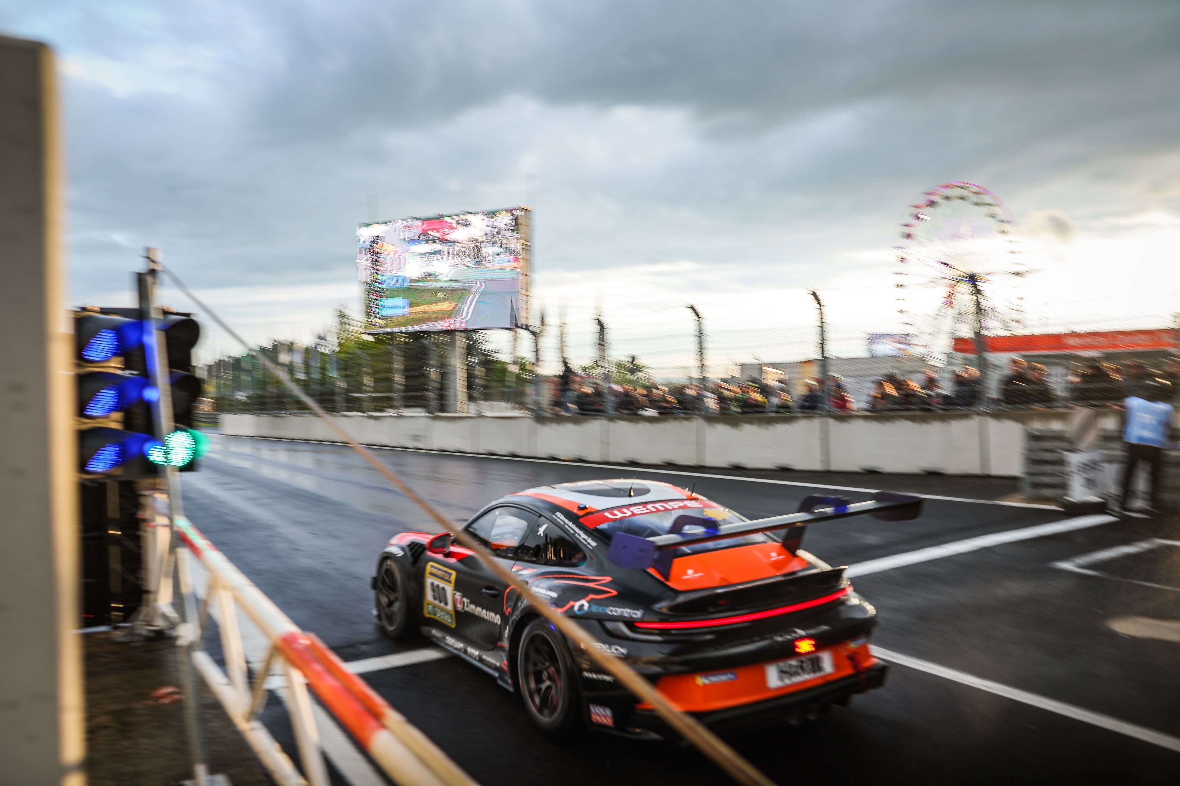 Das Bild zeigt Alex Hardt in seinem Porsche bei der Ausfahrt aus der Boxengasse.