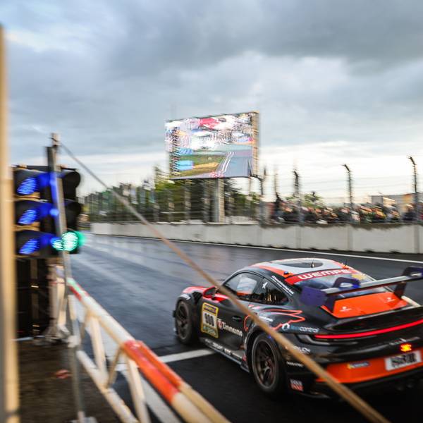 Das Bild zeigt Alex Hardt in seinem Porsche bei der Ausfahrt aus der Boxengasse.