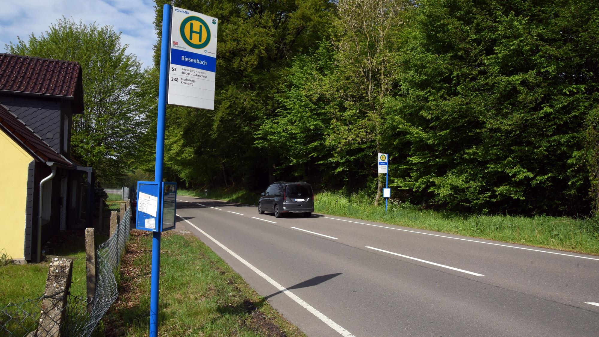 Das Foto zeigt zwei Bushaltestellen in Wipperfürth-Biesenbach und die fehlenden Bürgersteige