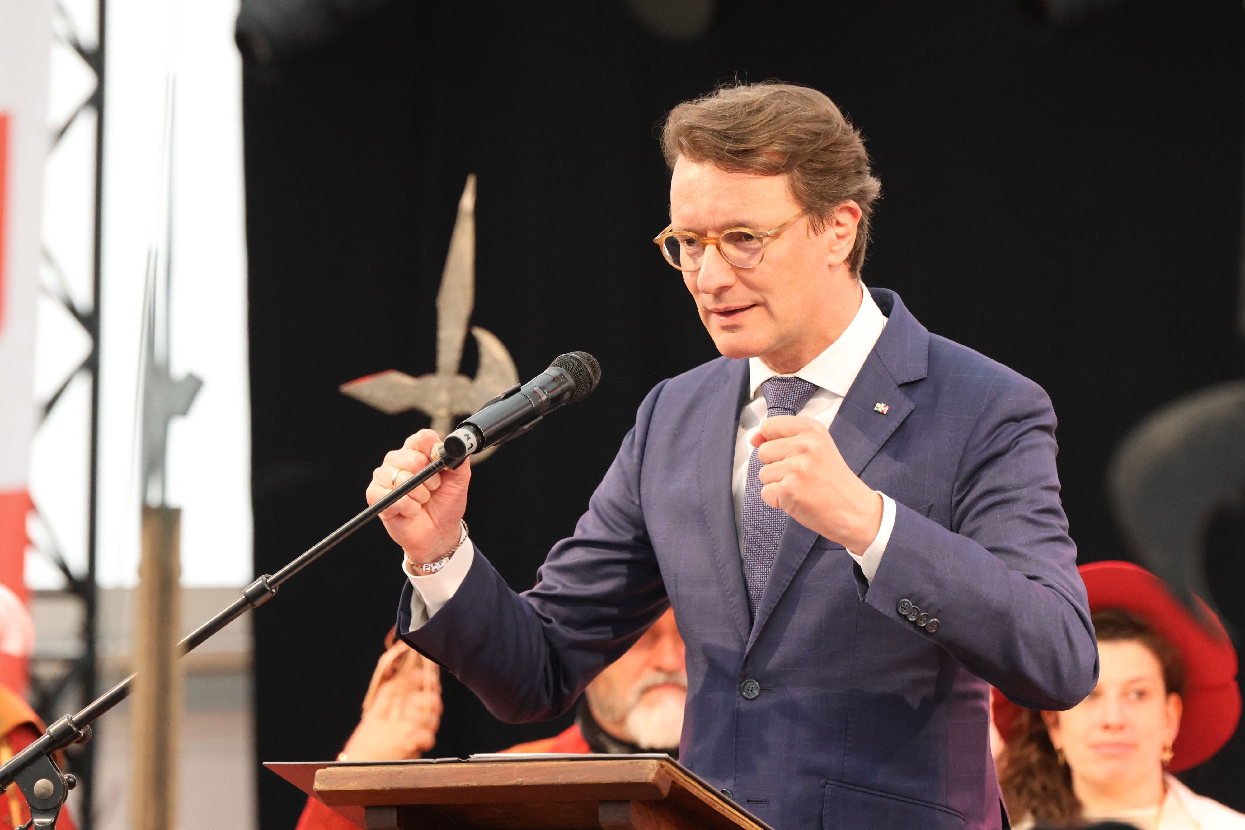 Zu sehen ist NRW-Ministerpräsident Hendrik wüst an einem Rednerpult.