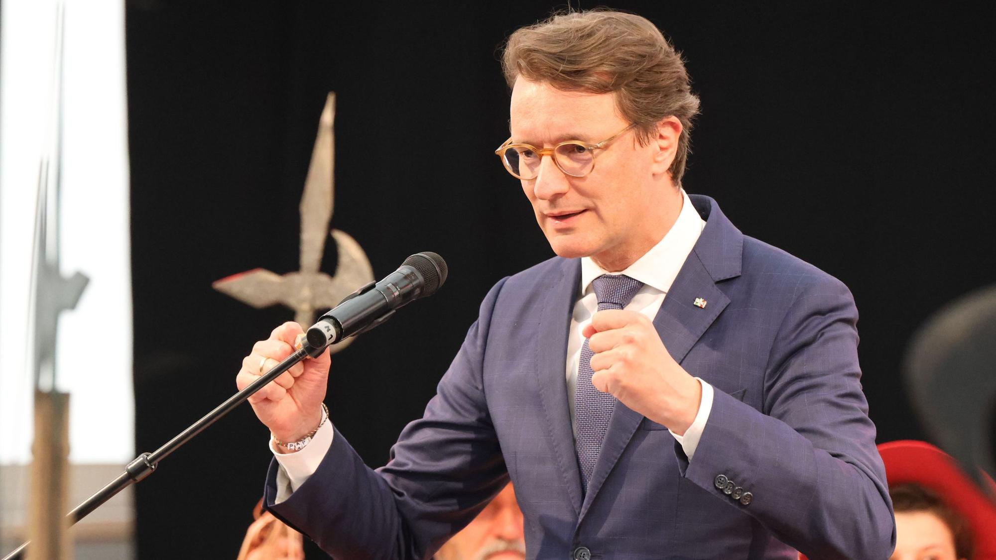 Zu sehen ist NRW-Ministerpräsident Hendrik wüst an einem Rednerpult.