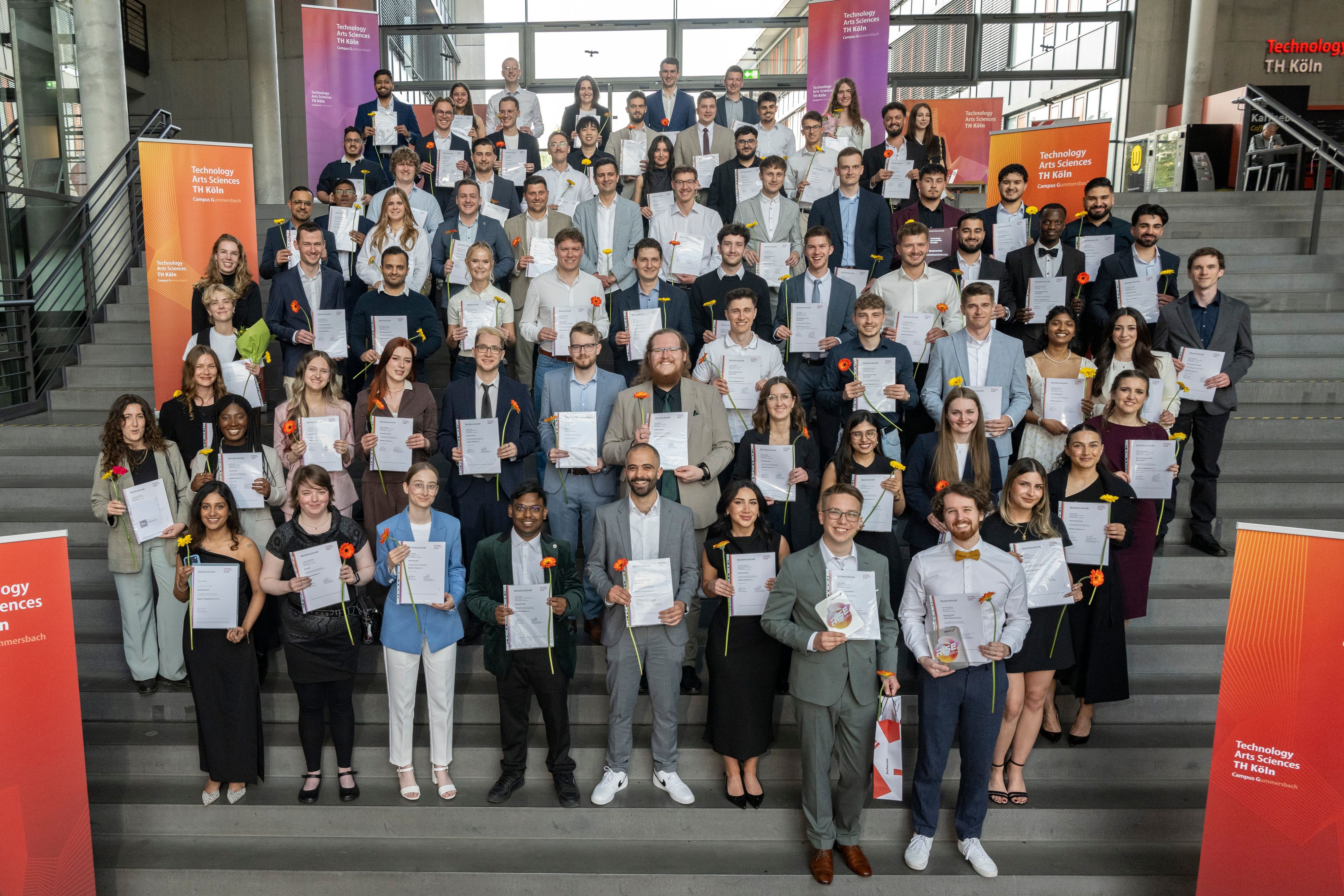 Das Foto zeigt Absolventinnen und Absolventen, die zum Wintersemester 2025  / 2026 in Gummersbach ihren Abschluss an der Fakultät für Informatik und Ingenieurwissenschaften der TH Köln gemacht.
