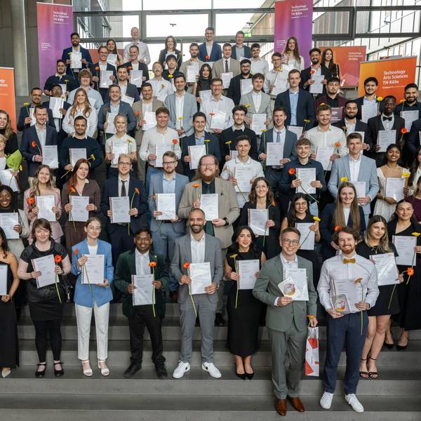 Das Foto zeigt Absolventinnen und Absolventen, die zum Wintersemester 2025 / 2026 in Gummersbach ihren Abschluss an der Fakultät für Informatik und Ingenieurwissenschaften der TH Köln gemacht.
