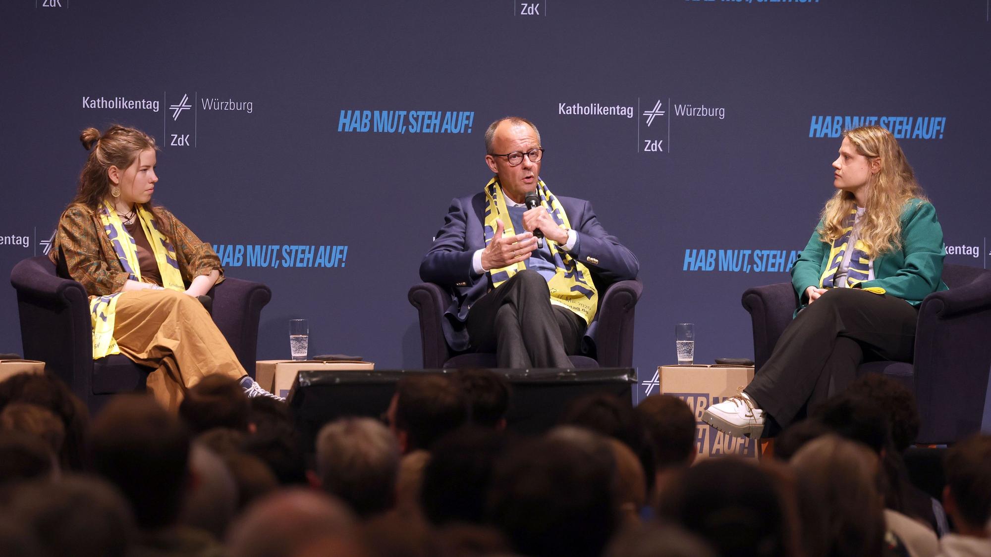 Amy Kirchhoff (l-r), Generalsekretärin der Bundesschülerkonferenz, Bundeskanzler Friedrich Merz (CDU) und Lisa Quarch, Geistliche Leiterin des Bundes der Deutschen Katholischen Jugend, nehmen beim 104. Deutschen Katholikentag an einer Podiumsdiskussion teil.