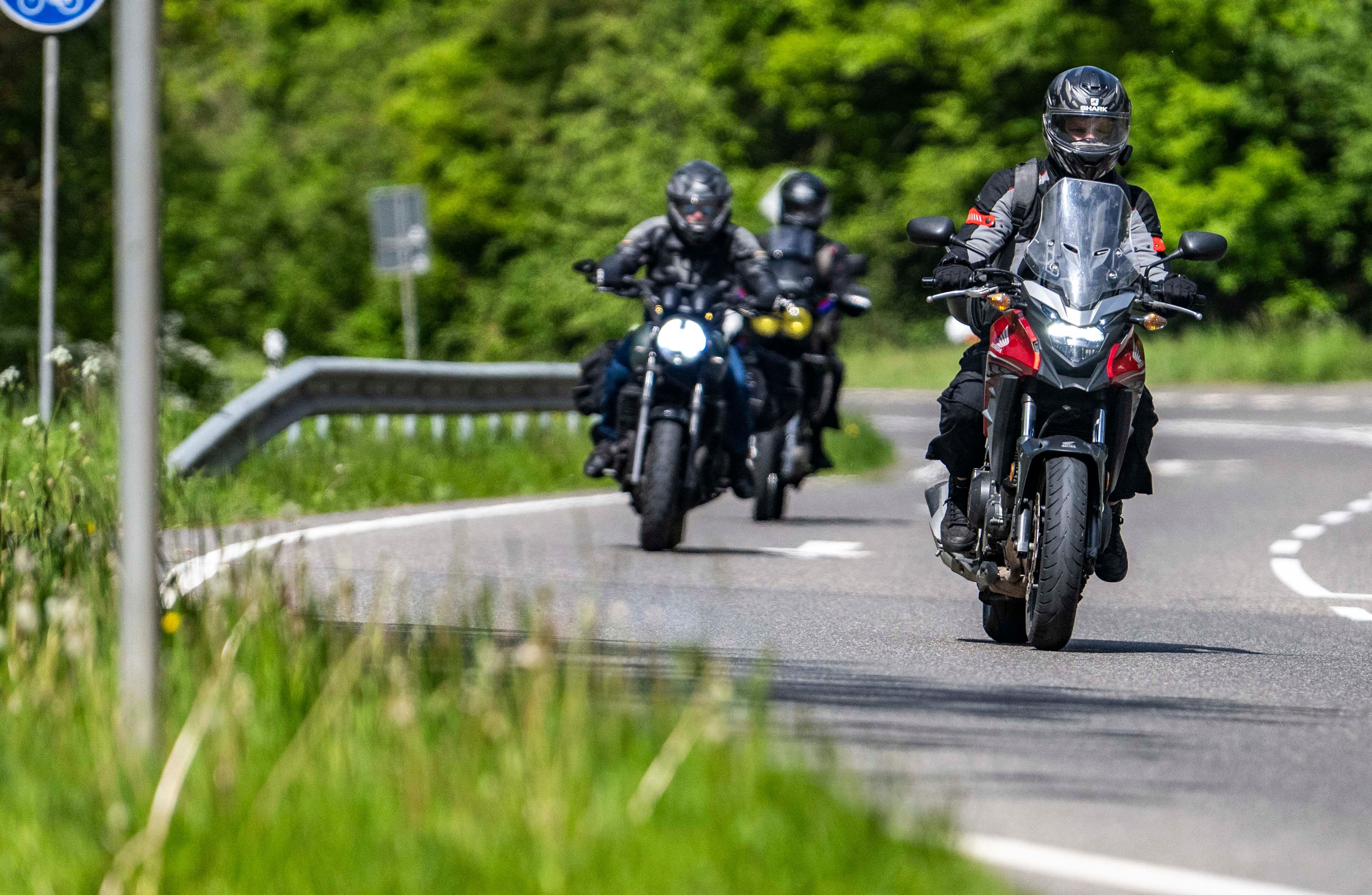 Das Bild zeigt eine Gruppe Motorradfahrer in der Eifel.