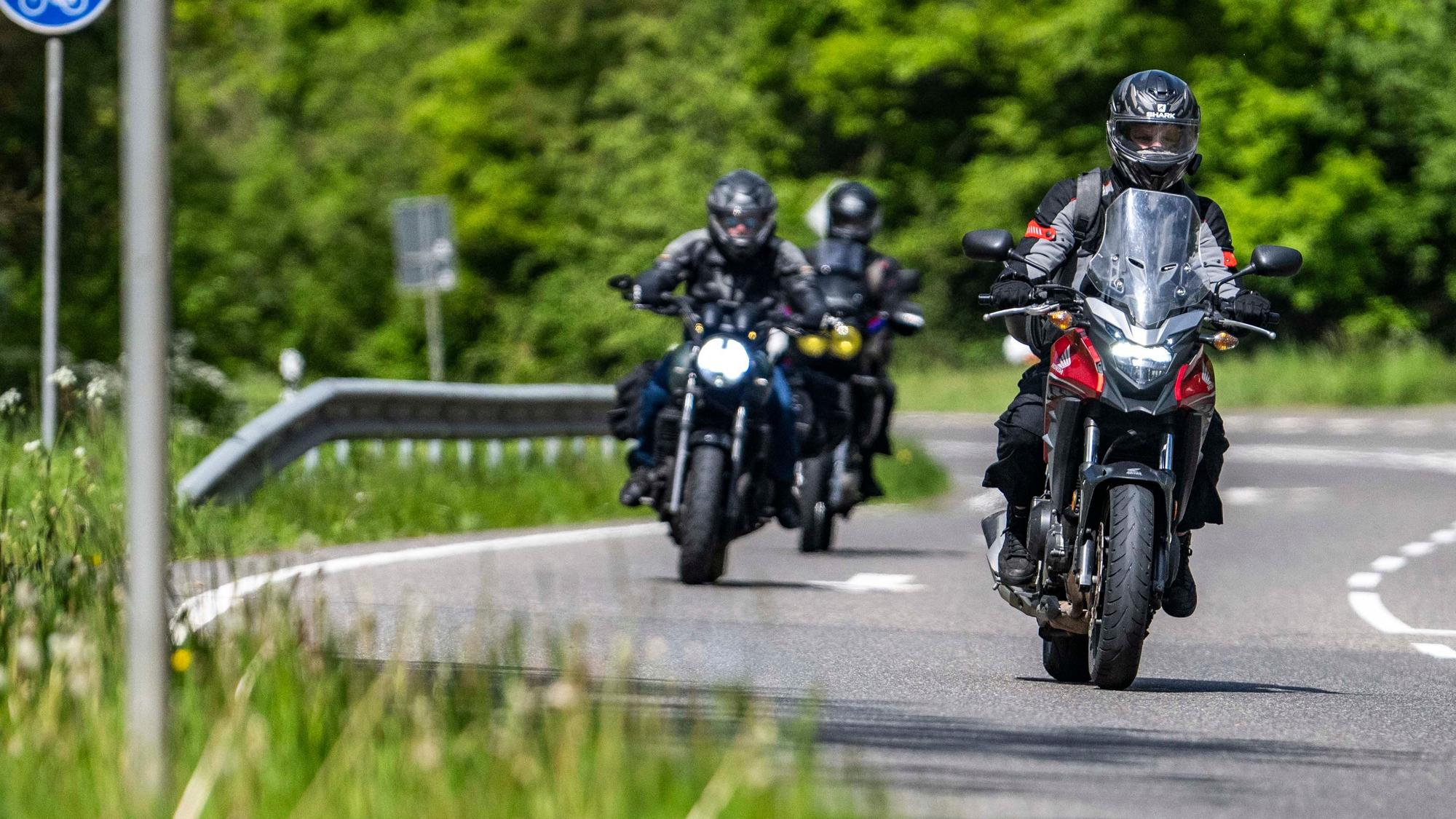 Das Bild zeigt eine Gruppe Motorradfahrer in der Eifel.