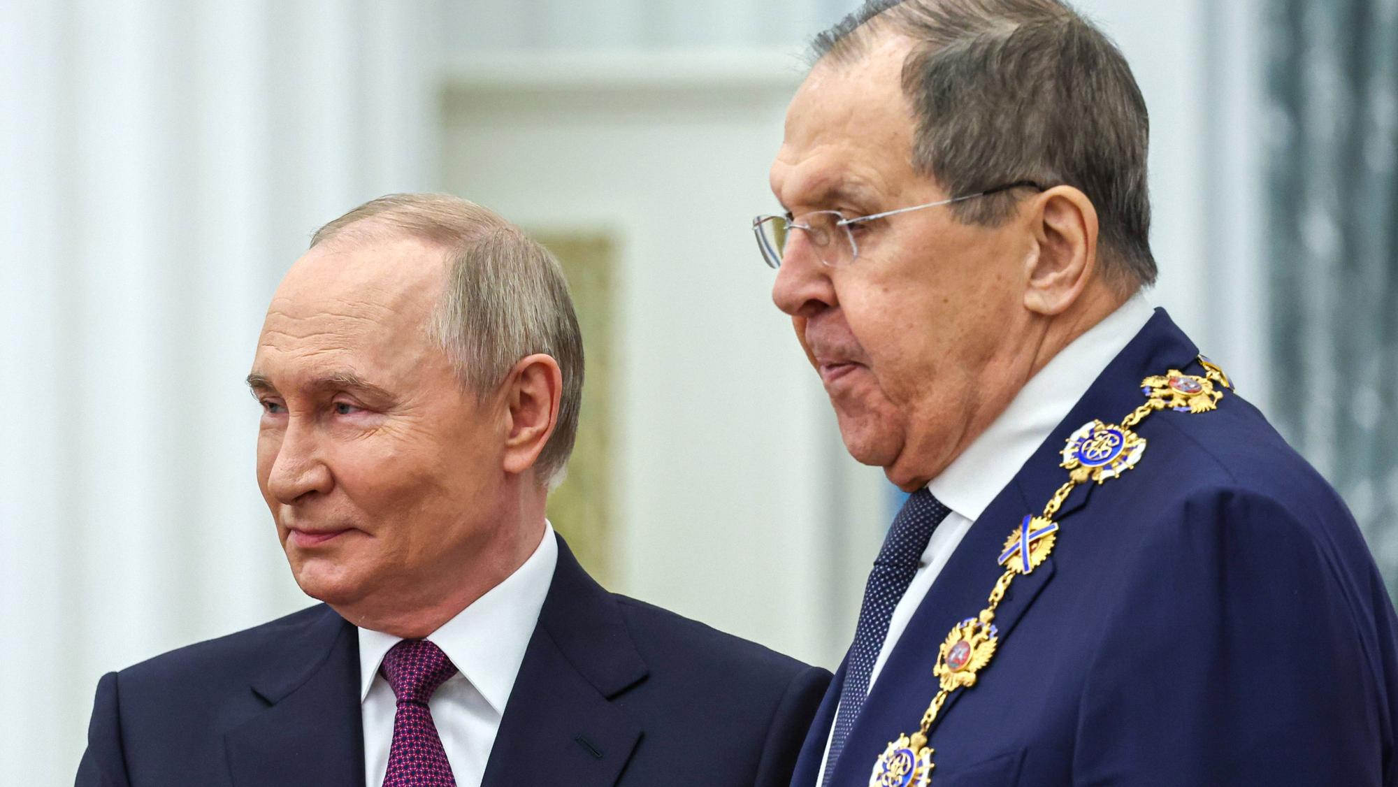 Russlands Außenminister Sergej Lawrow (r.) zusammen mit Kremlchef Wladimir Putin im Kreml.