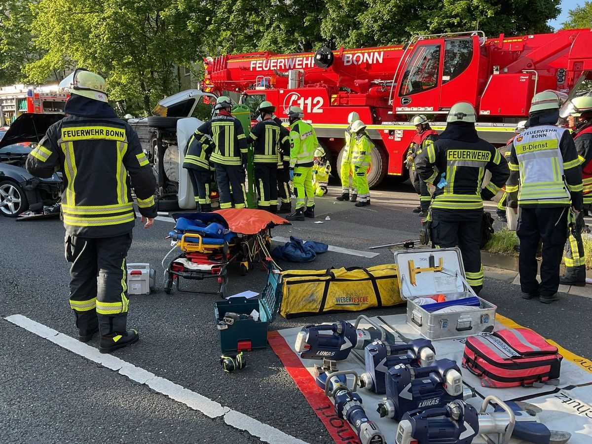 Die Feuerwehr und der Rettungsdienst befreien drei Personen aus einem verunfallten PKW.