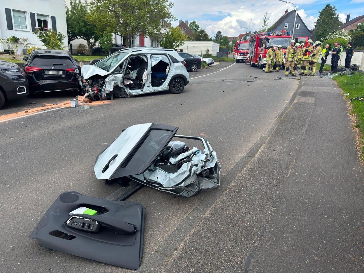 Ein Auto ist in Burscheid gegen eine Mauer geprallt.