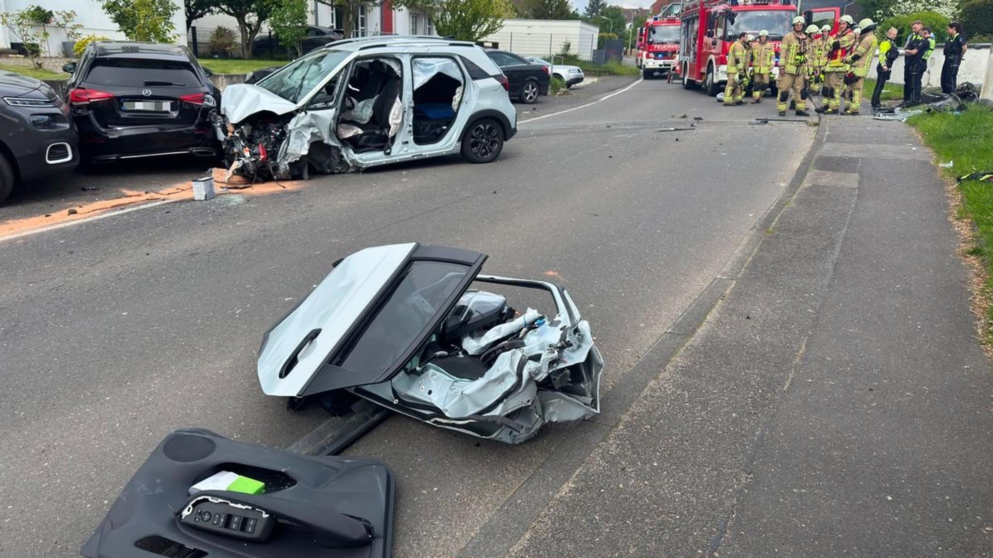 Ein Auto ist in Burscheid gegen eine Mauer geprallt.