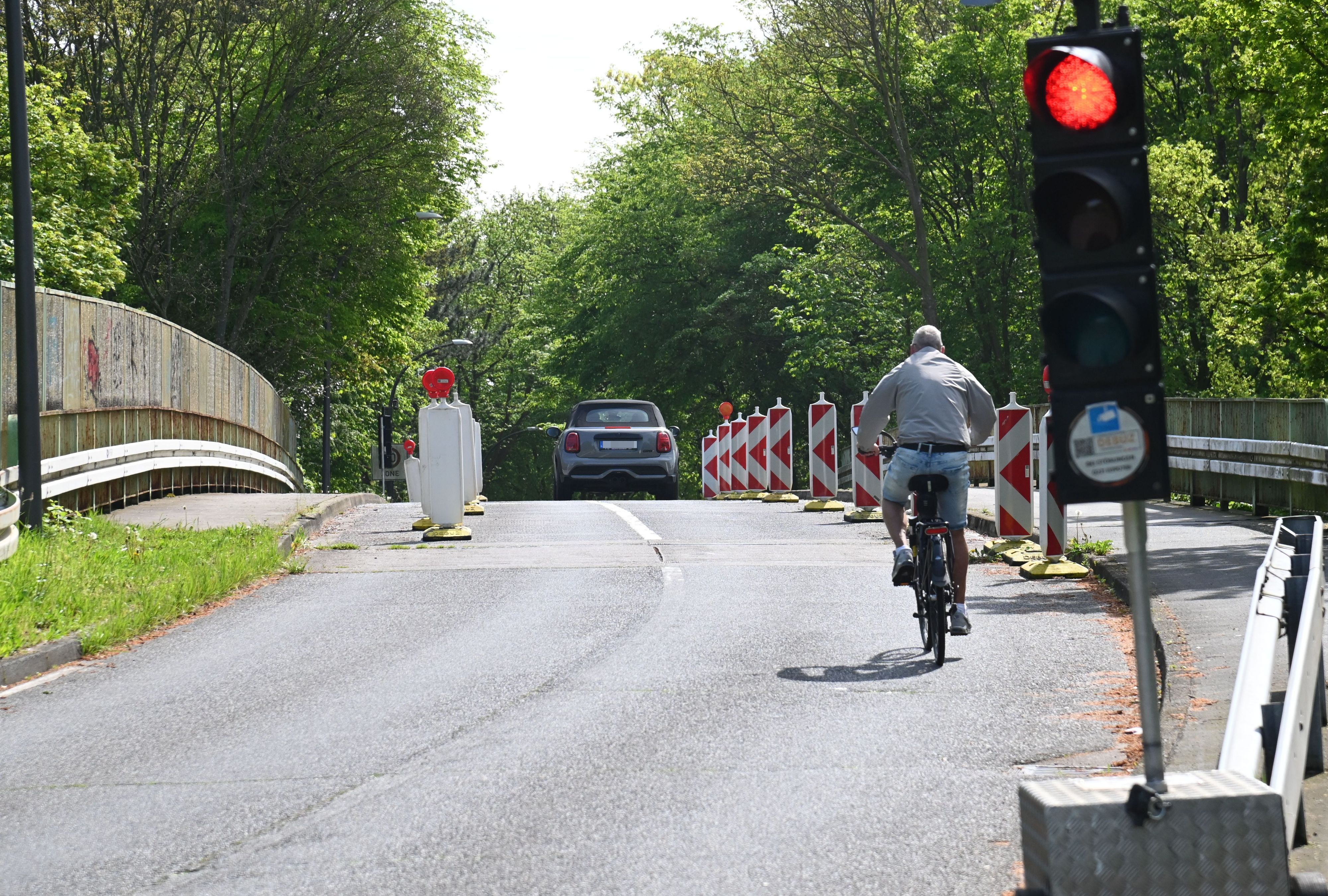 Die Brücke der Straße Am Flachsrosterweg in Köln-Höhenhaus über die dortigen Eisenbahngleise wird vorerst ersatzlos abgerissen.