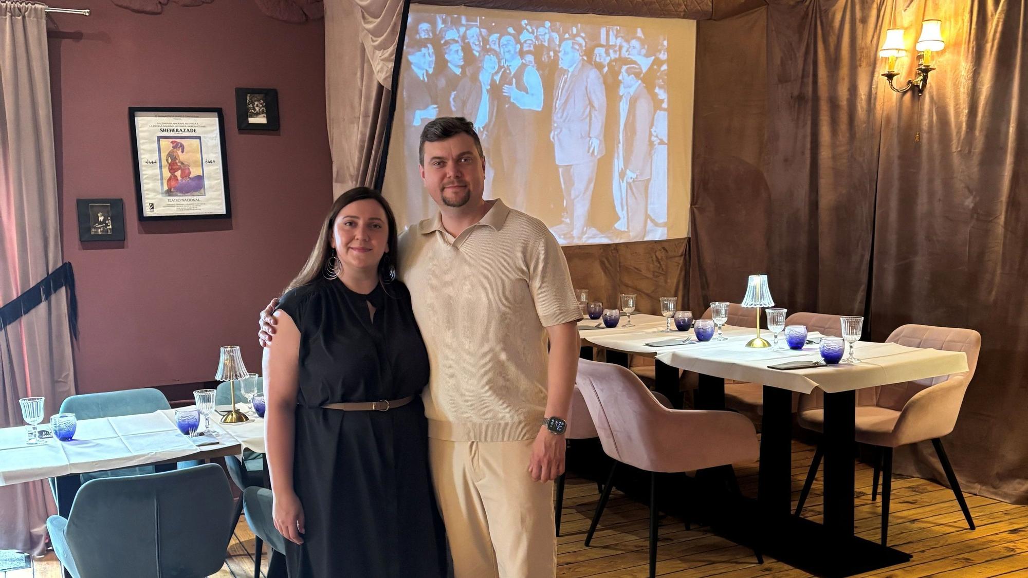 Maria und Artur Prykhodchenko sorgen mit Anspielungen auf die Welt der Künste für ein ansprechendes Ambiente. Im Hintergrund laufen schwarz-weiß Filme aus der Zeit von Charlie Chaplin.