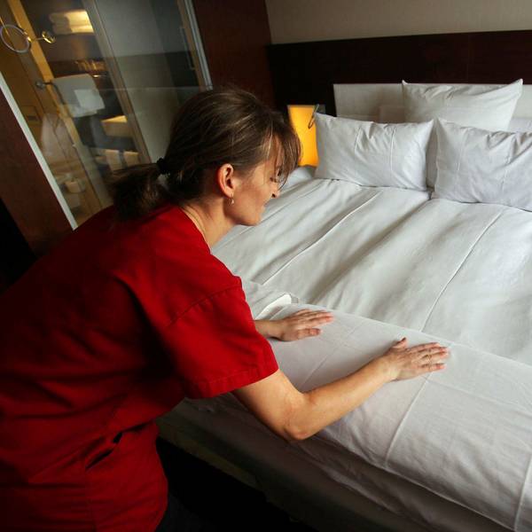 Ein Zimmermädchen macht in einem Hotel das Bett. (Symbolbild)