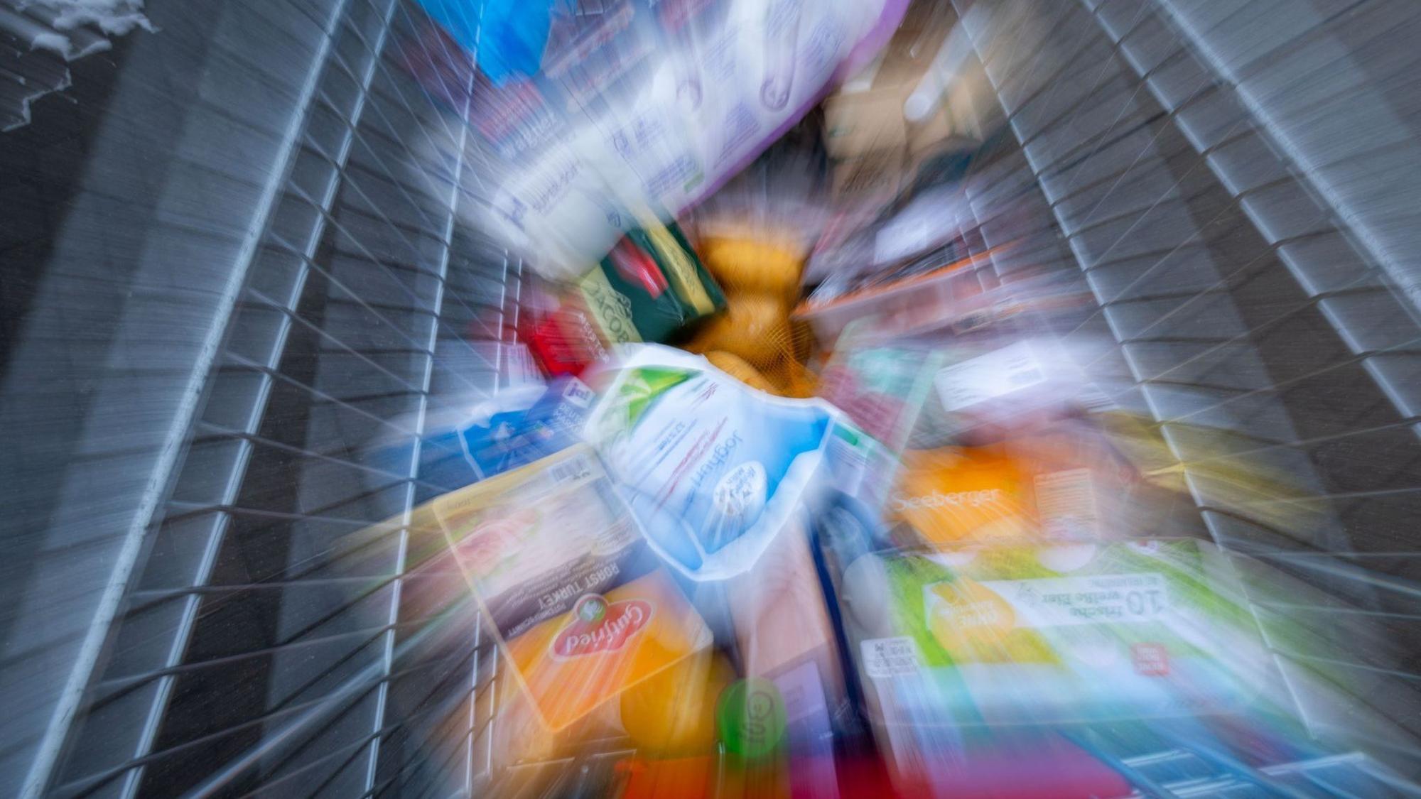 Lebensmittel liegen in einem Einkaufswagen