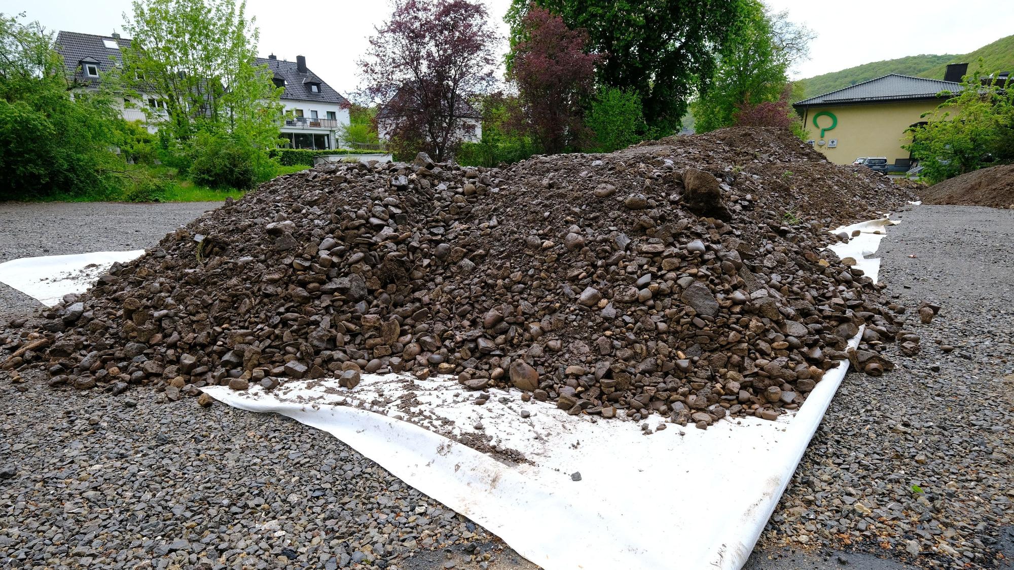 Erdaushub aus Olef und Urft wird auf dem Katharinenhof-Parkplatz in Gemünd auf einer weißen Plane zwischengelagert.