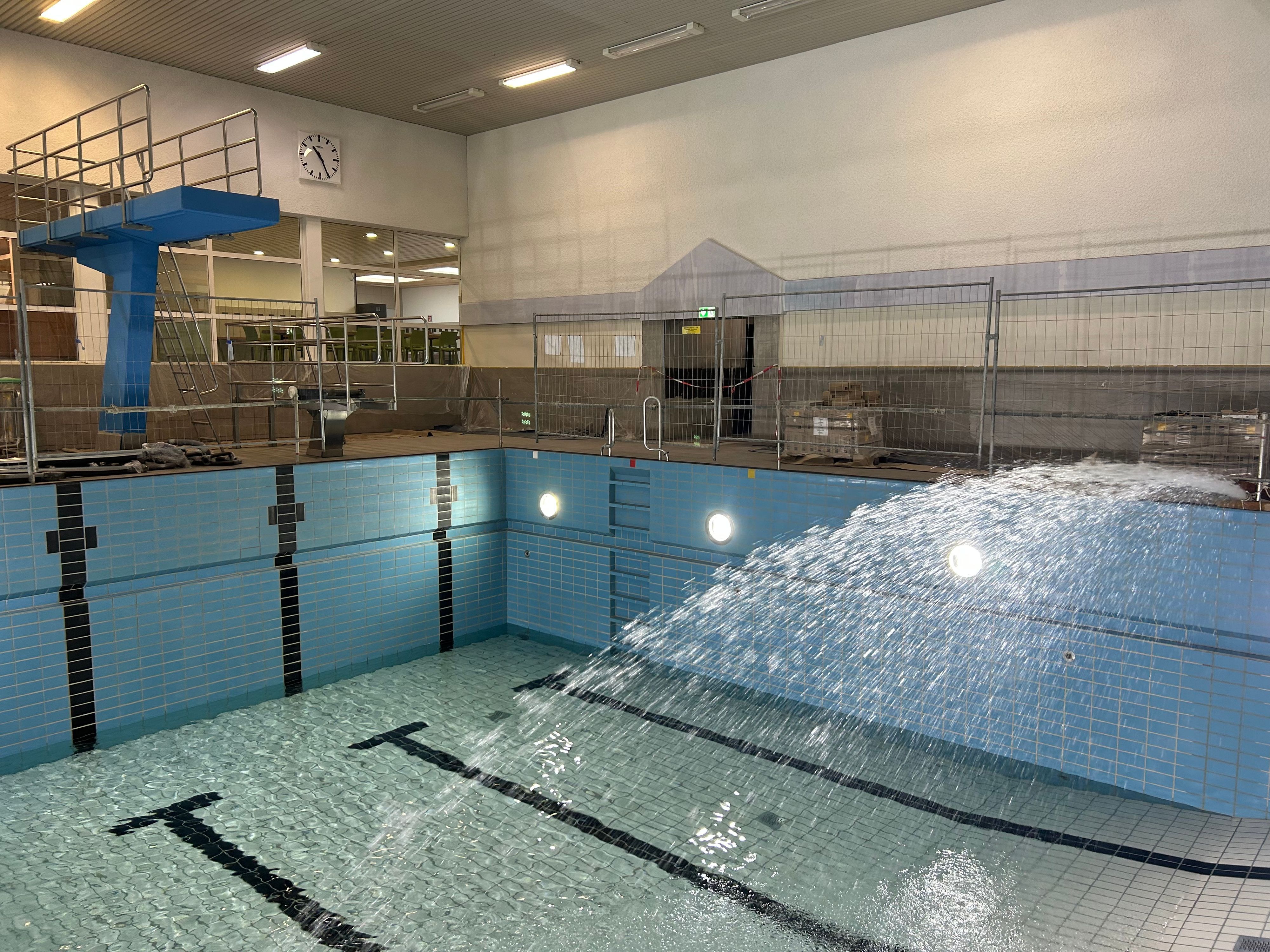 Das Vitalbad in Burscheid war seit August 2023 geschlossen, am Freitag wurde begonnen, das größte Mehrzweckbecken mit Wasser zu füllen.