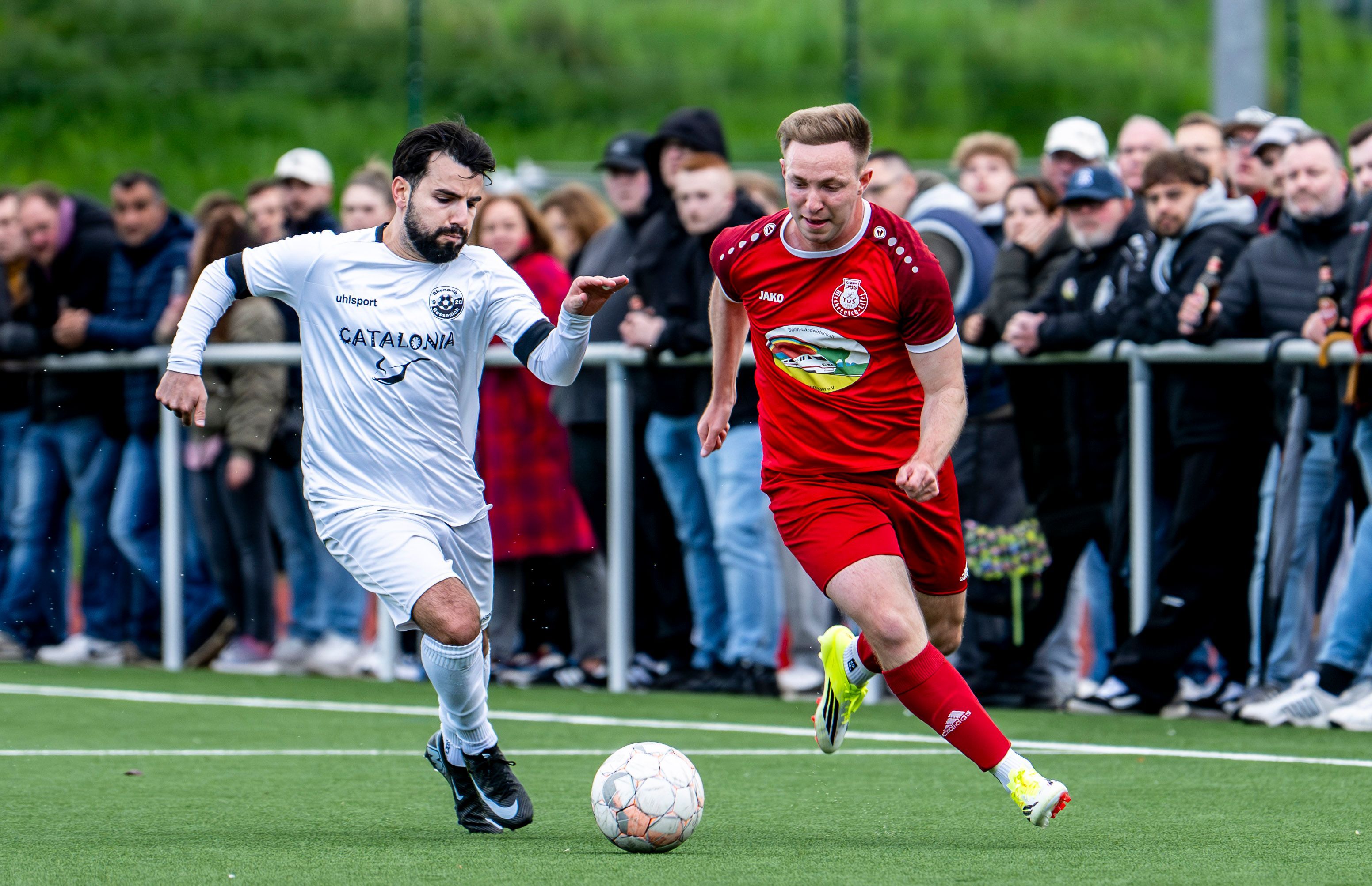 Das Bild zeigt den Mechernicher im Laufduell mit einem Bessenicher Gegenspieler.