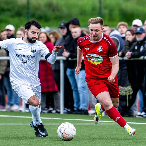 Das Bild zeigt den Mechernicher im Laufduell mit einem Bessenicher Gegenspieler.