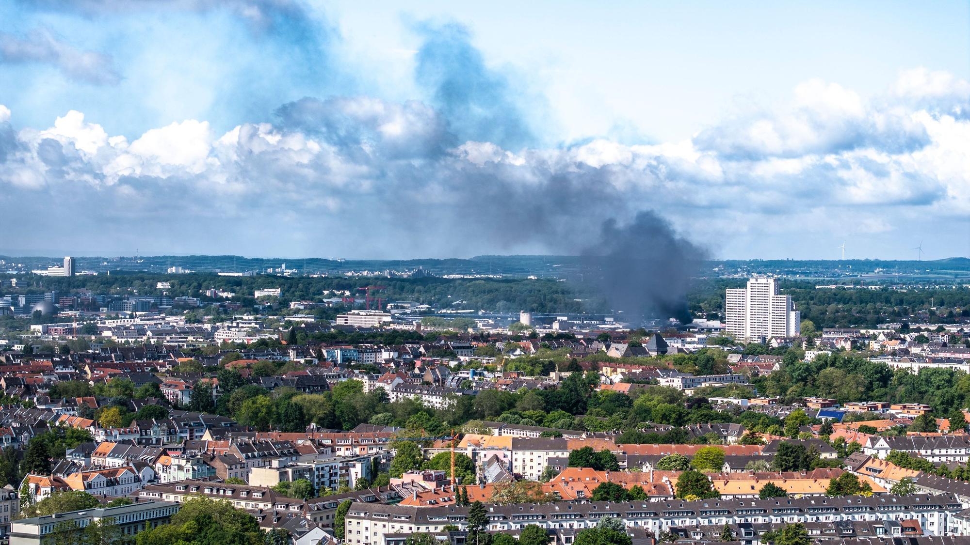 Köln: Über Bickendorf hängen am Samstag (16. Mai) schwarze Rauchwolken. In der Vogelsanger Straße brennt eine Werkstatt.