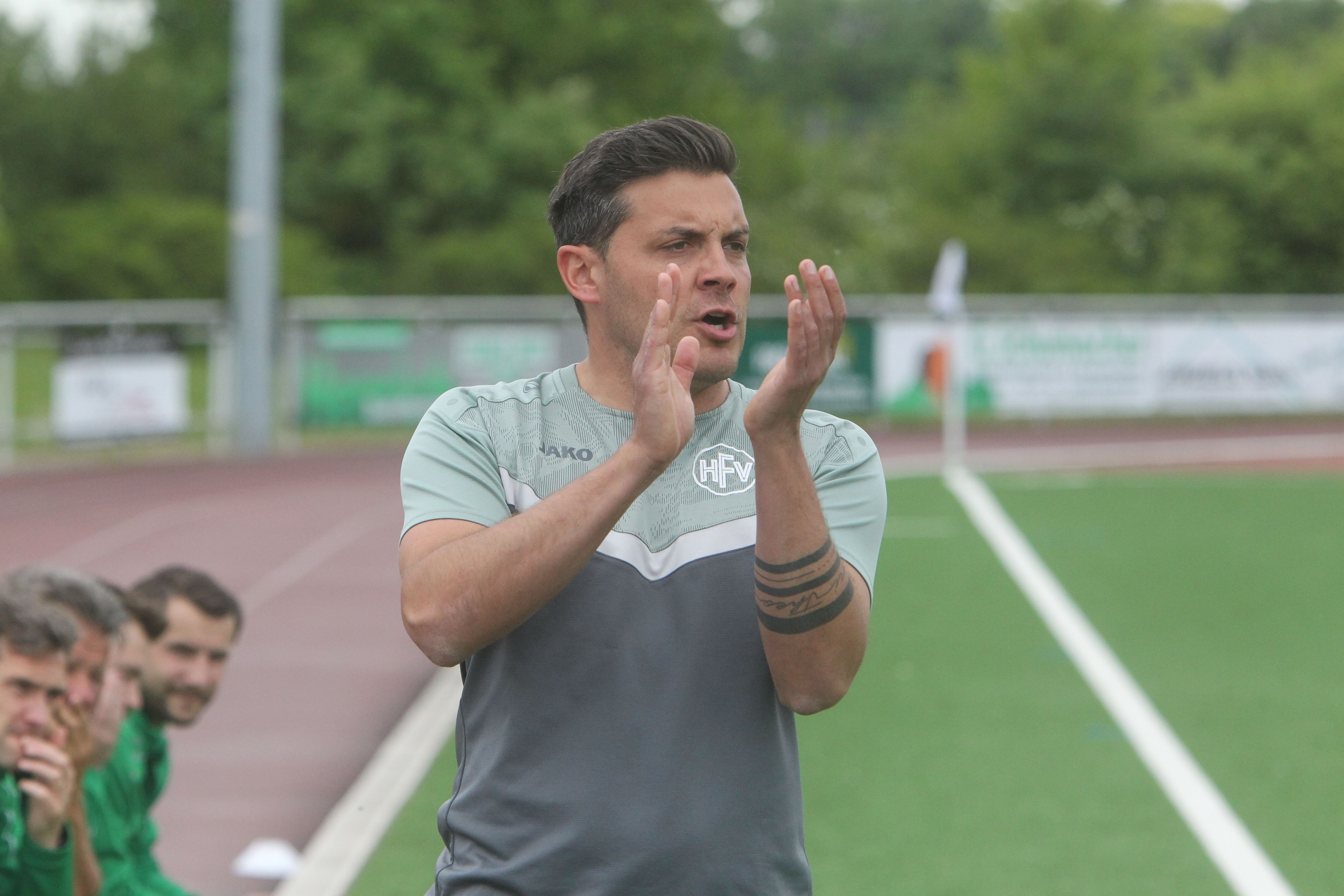 Benjamin Krayer, Trainer beim FV Bad Honnef, geht mit seinem Team endspannt in den Schlussspurt.