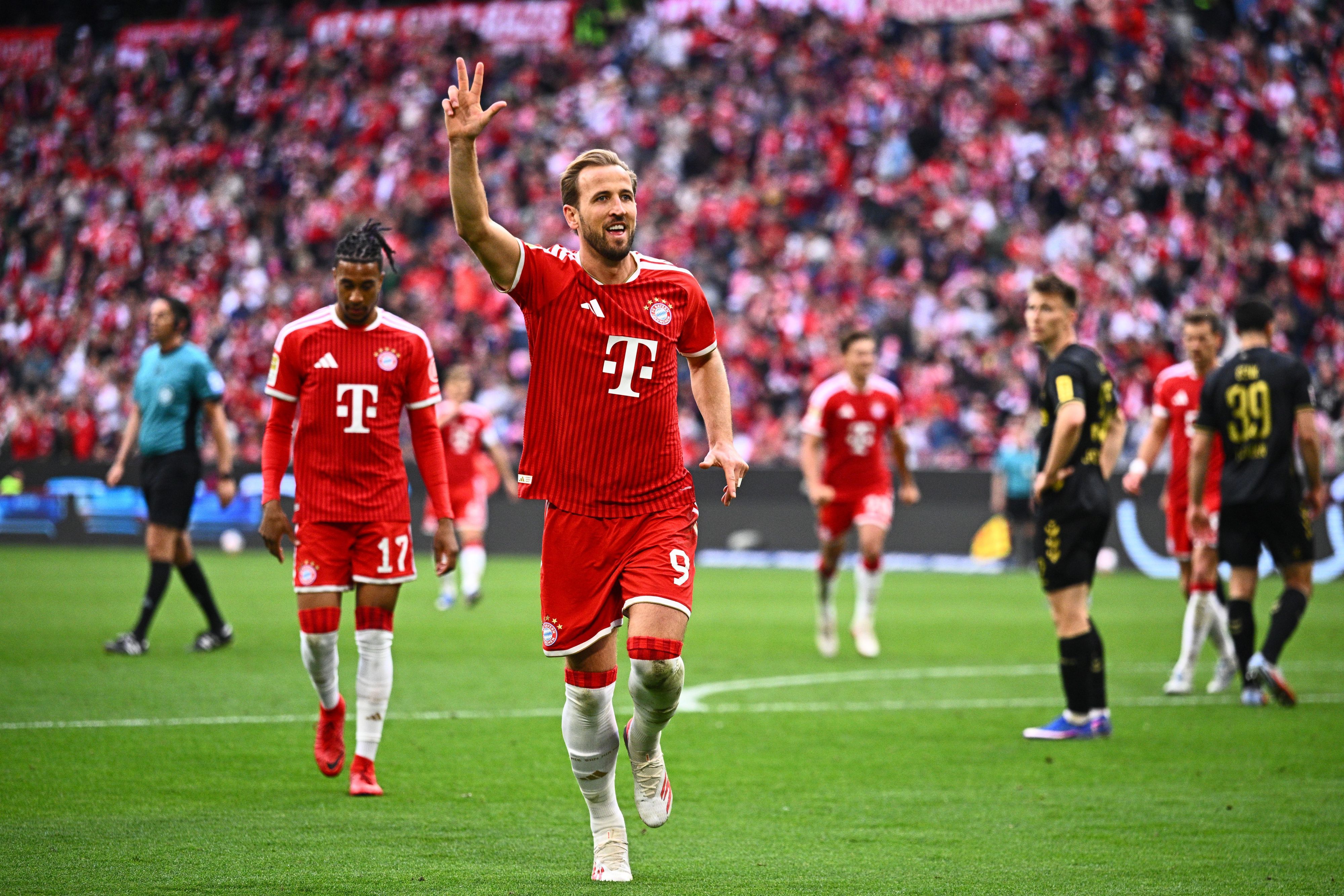 16.05.2026, Bayern, München: Fußball, Männer, Bundesliga, FC Bayern München - 1. FC Köln, 34. Spieltag, Allianz Arena, Harry Kane (Bayern München) bejubelt sein Tor zum 4:1. WICHTIGER HINWEIS: Gemäß den Vorgaben der DFL Deutsche Fußball Liga bzw. des DFB Deutscher Fußball-Bund ist es untersagt, in dem Stadion und/oder vom Spiel angefertigte Fotoaufnahmen in Form von Sequenzbildern und/oder videoähnlichen Fotostrecken zu verwerten bzw. verwerten zu lassen. Foto: Tom Weller/dpa +++ dpa-Bildfunk +++
