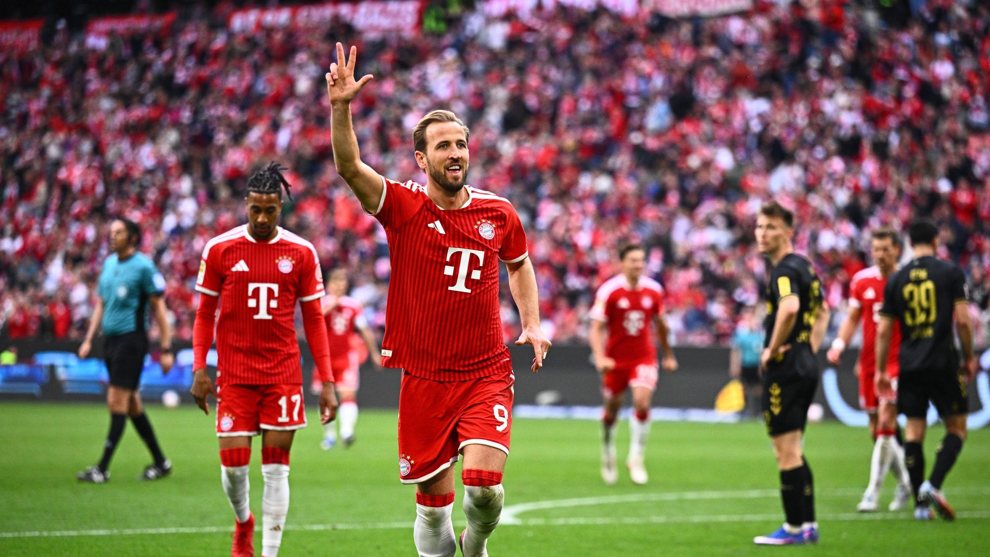 16.05.2026, Bayern, München: Fußball, Männer, Bundesliga, FC Bayern München - 1. FC Köln, 34. Spieltag, Allianz Arena, Harry Kane (Bayern München) bejubelt sein Tor zum 4:1. WICHTIGER HINWEIS: Gemäß den Vorgaben der DFL Deutsche Fußball Liga bzw. des DFB Deutscher Fußball-Bund ist es untersagt, in dem Stadion und/oder vom Spiel angefertigte Fotoaufnahmen in Form von Sequenzbildern und/oder videoähnlichen Fotostrecken zu verwerten bzw. verwerten zu lassen. Foto: Tom Weller/dpa +++ dpa-Bildfunk +++