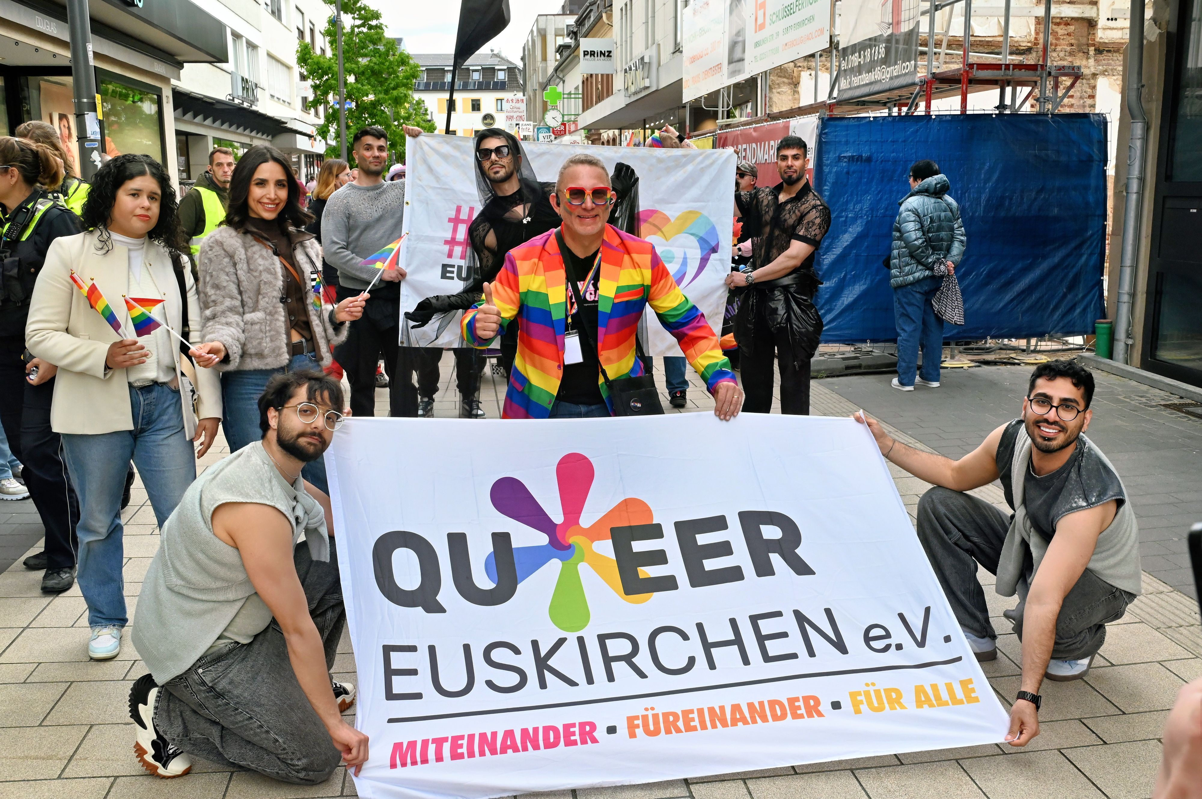 Vereinsvertreter mit einem Transparent, das neben dem Logo auch die Botschaft „Miteinander - Füreinander - Für Alle“ trägt.
