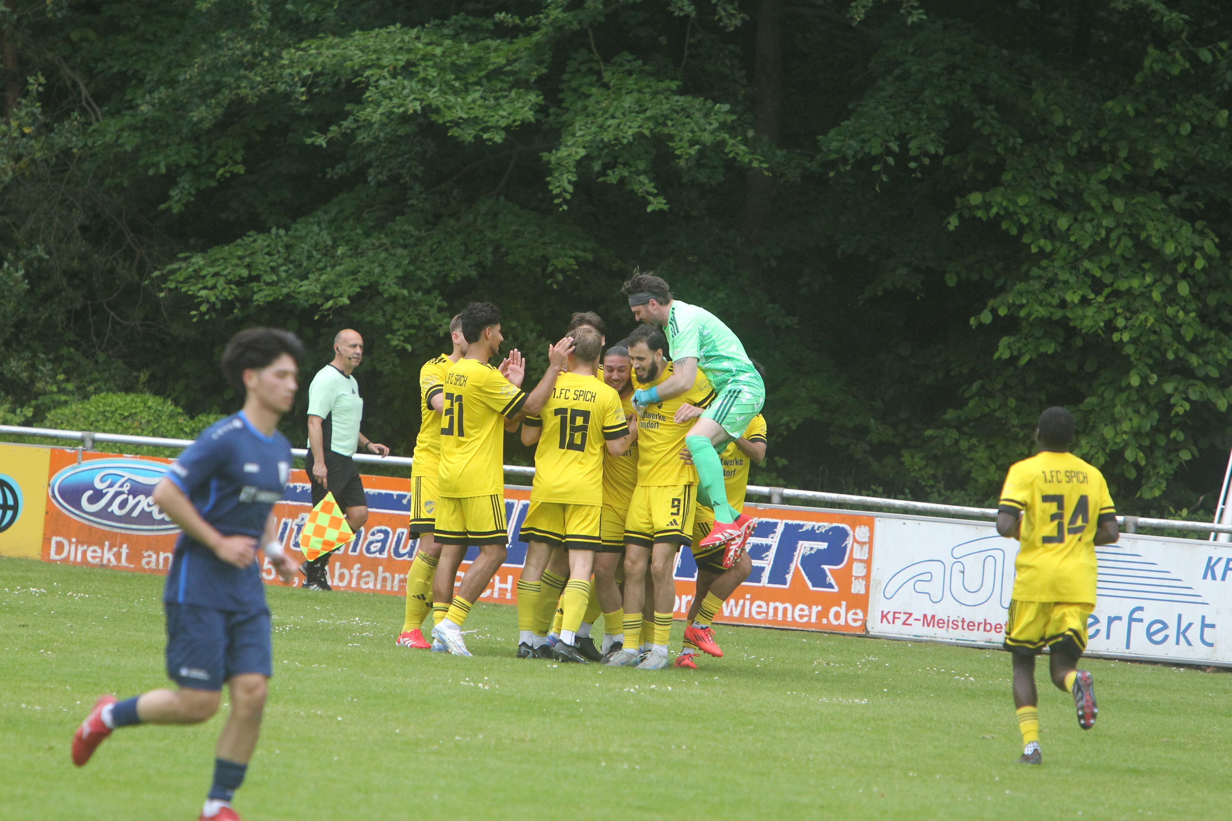 Ege Sentop (Nr. 9) vom 1. FC Spich lässt sich für eine direkt verwandelte Ecke feiern.