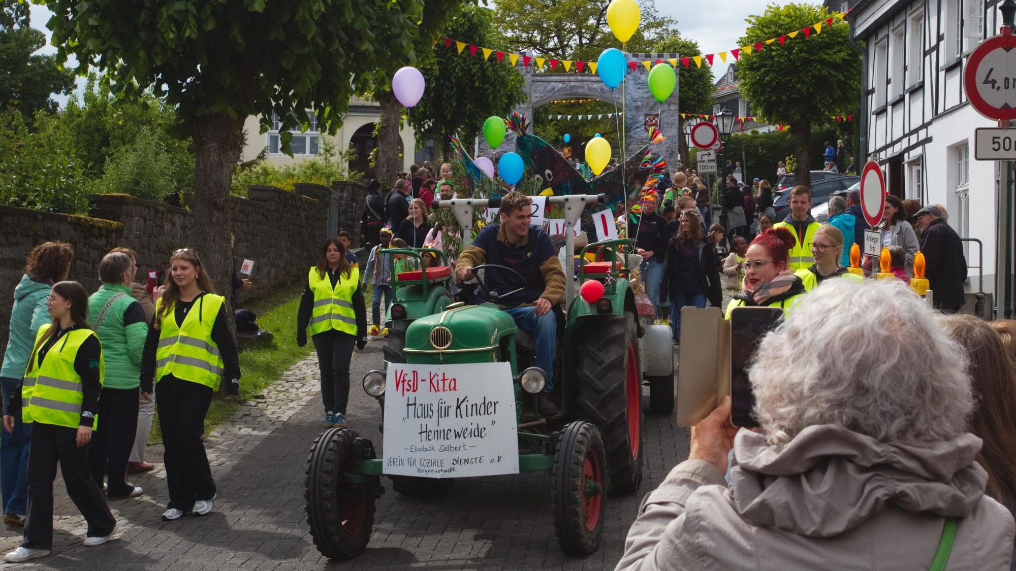 Szene vom Festumzug zum 725. Stadtgeburtstag Bergneustadts