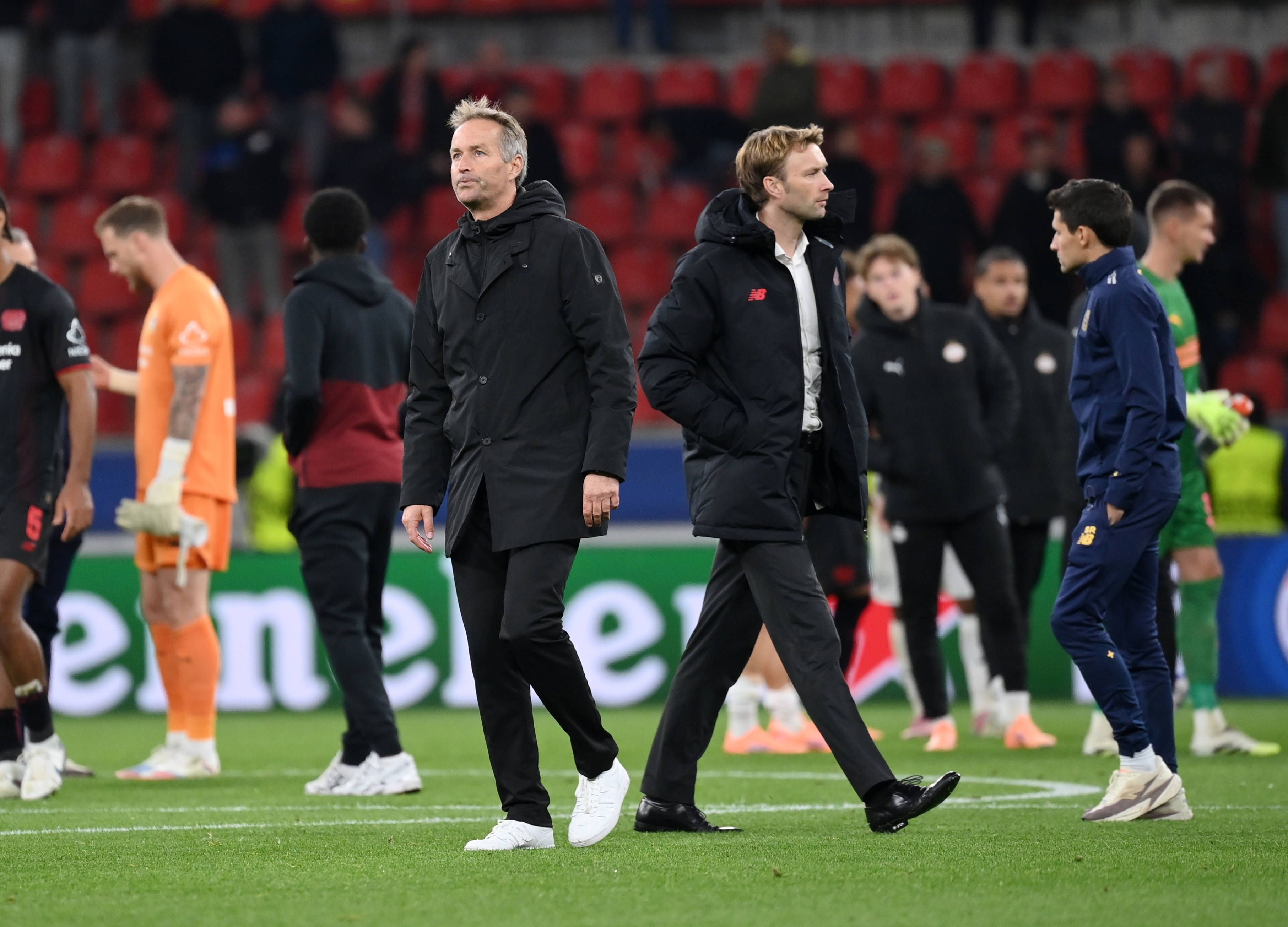 Trainer Kasper Hjulmand Bayer 04 Leverkusen, Simon Rolfes Sportdirektor Bayer 04 Leverkusen, v.li., nach dem Spiel 01.10.2025, Fussball Champions League 2025/2026, 2. Spieltag, Bayer 04 Leverkusen - PSV Eindhoven 1:1 UEFA regulations prohibit any use of photographs as image sequences and/or quasi-video Leverkusen BayArena Nordrhein Westfalen Deutschland *** Coach Kasper Hjulmand Bayer 04 Leverkusen , Simon Rolfes Sports Director Bayer 04 Leverkusen , v li , after the match 01 10 2025, Football Champions League 2025 2026, Matchday 2, Bayer 04 Leverkusen PSV Eindhoven 1 1 UEFA regulations prohibit any use of photographs as image sequences and or quasi video Leverkusen BayArena Nordrhein Westfalen Germany Team2