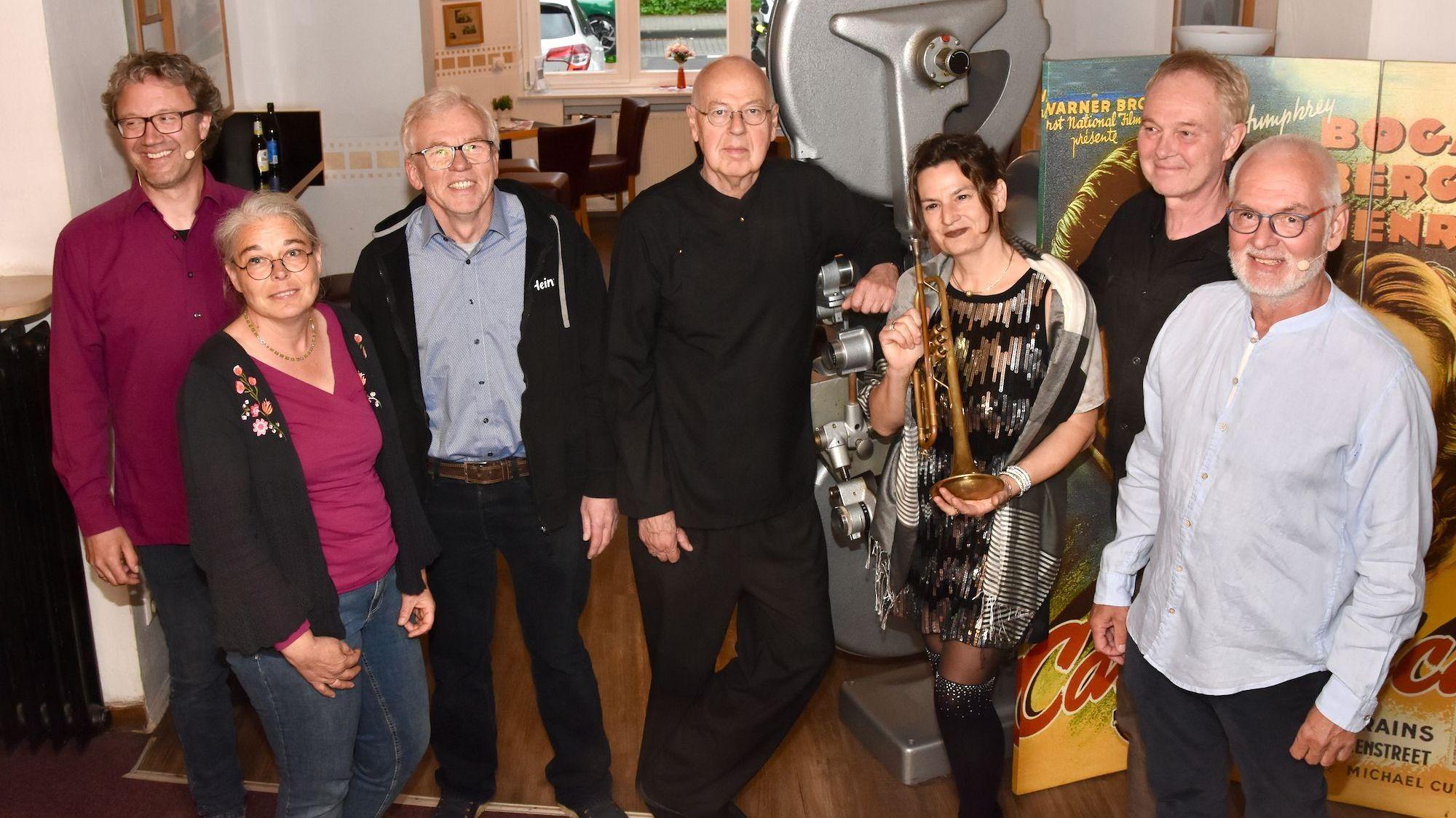 Gäste und Moderatoren beim Hennefer Sofa, v.l.: Freerk Baumann, Susanne Heyd, Heinz Heußen, Wilhelm Geschwind, Susanne Riemer, Erhard „Hatti“ Rau, Ralf Rohrmoser von Glasow