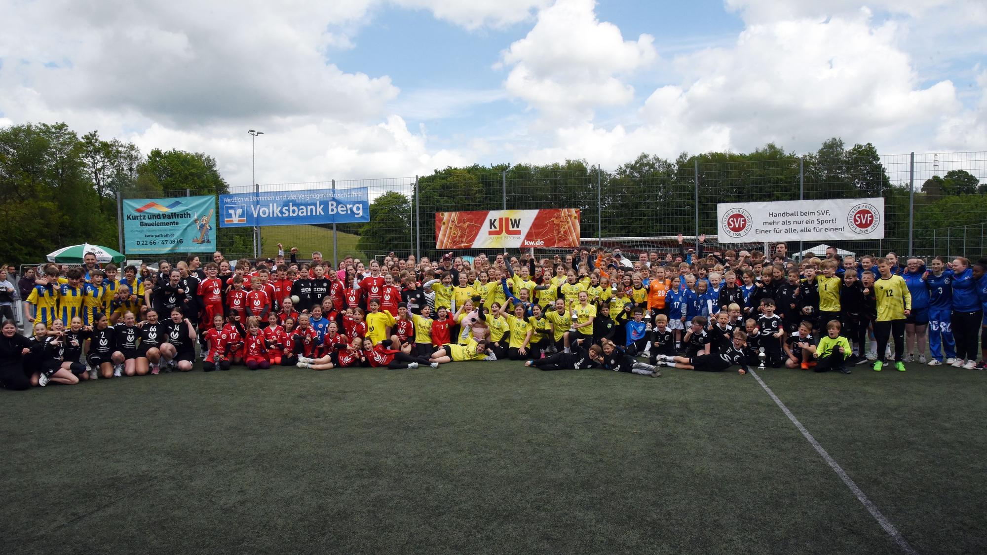 So sehen Sieger aus: Gruppenfoto aller erfolgreichen Teams des Feldhandballturniers in Frielingsdorf.