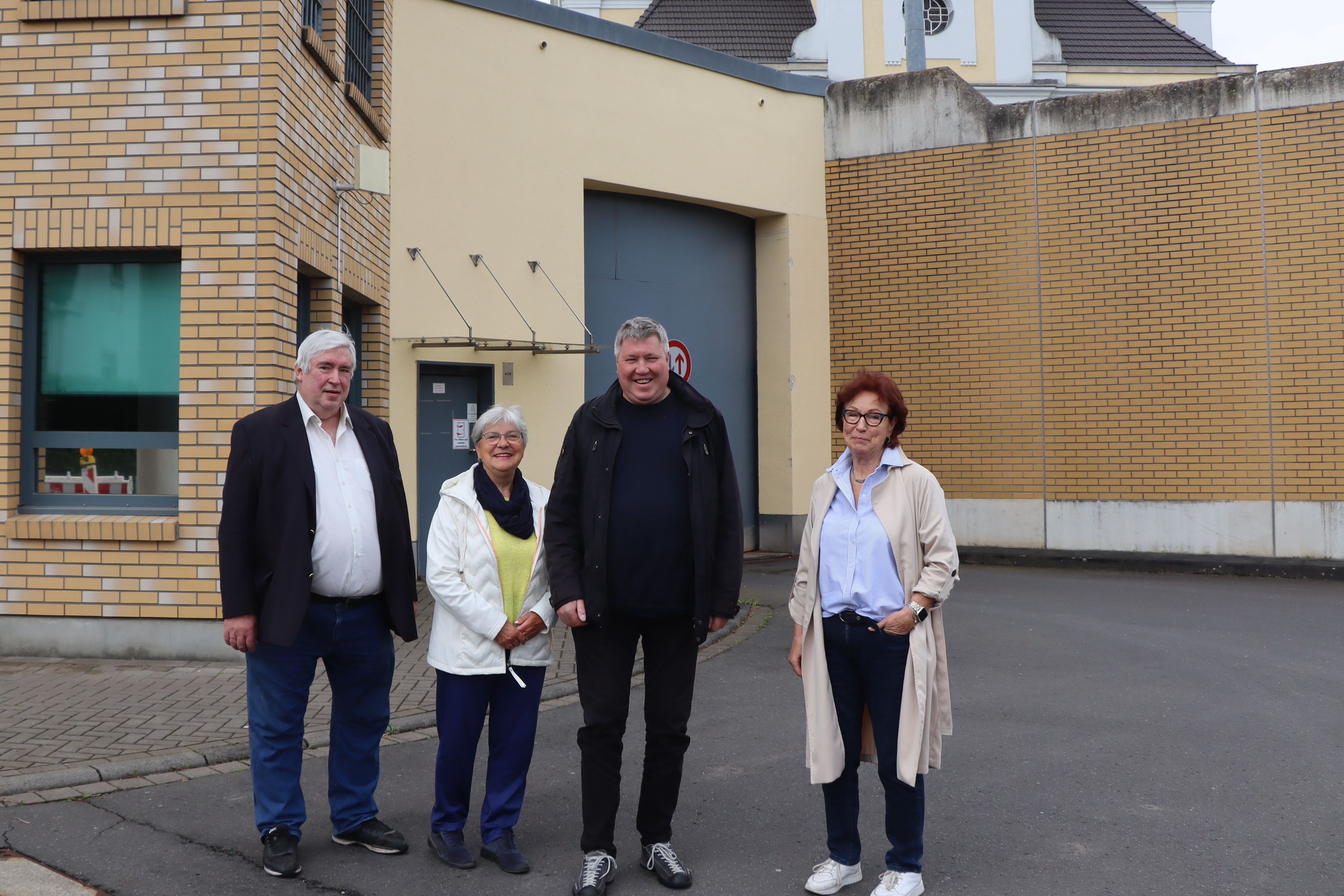 Vier der sechs Beiratsmitglieder vor den Gefängnismauern - von links Ralf Richard, Hildegard Helmes Ingo Steiner und Anne Viehmann.