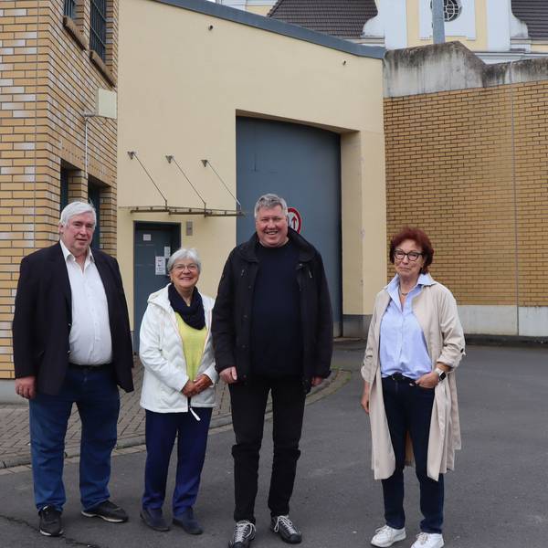Vier der sechs Beiratsmitglieder vor den Gefängnismauern - von links Ralf Richard, Hildegard Helmes Ingo Steiner und Anne Viehmann.
