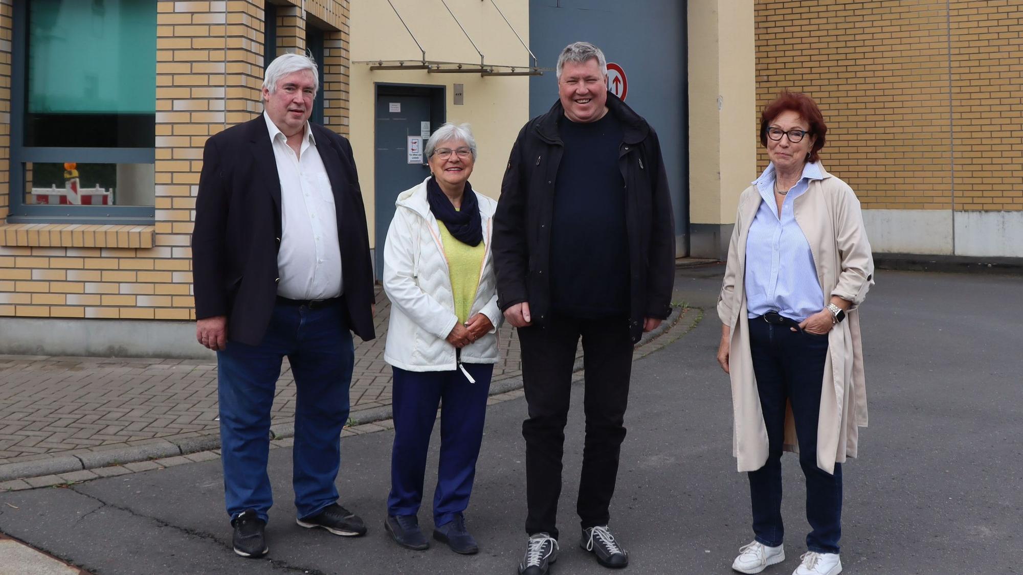 Vier der sechs Beiratsmitglieder vor den Gefängnismauern - von links Ralf Richard, Hildegard Helmes Ingo Steiner und Anne Viehmann.