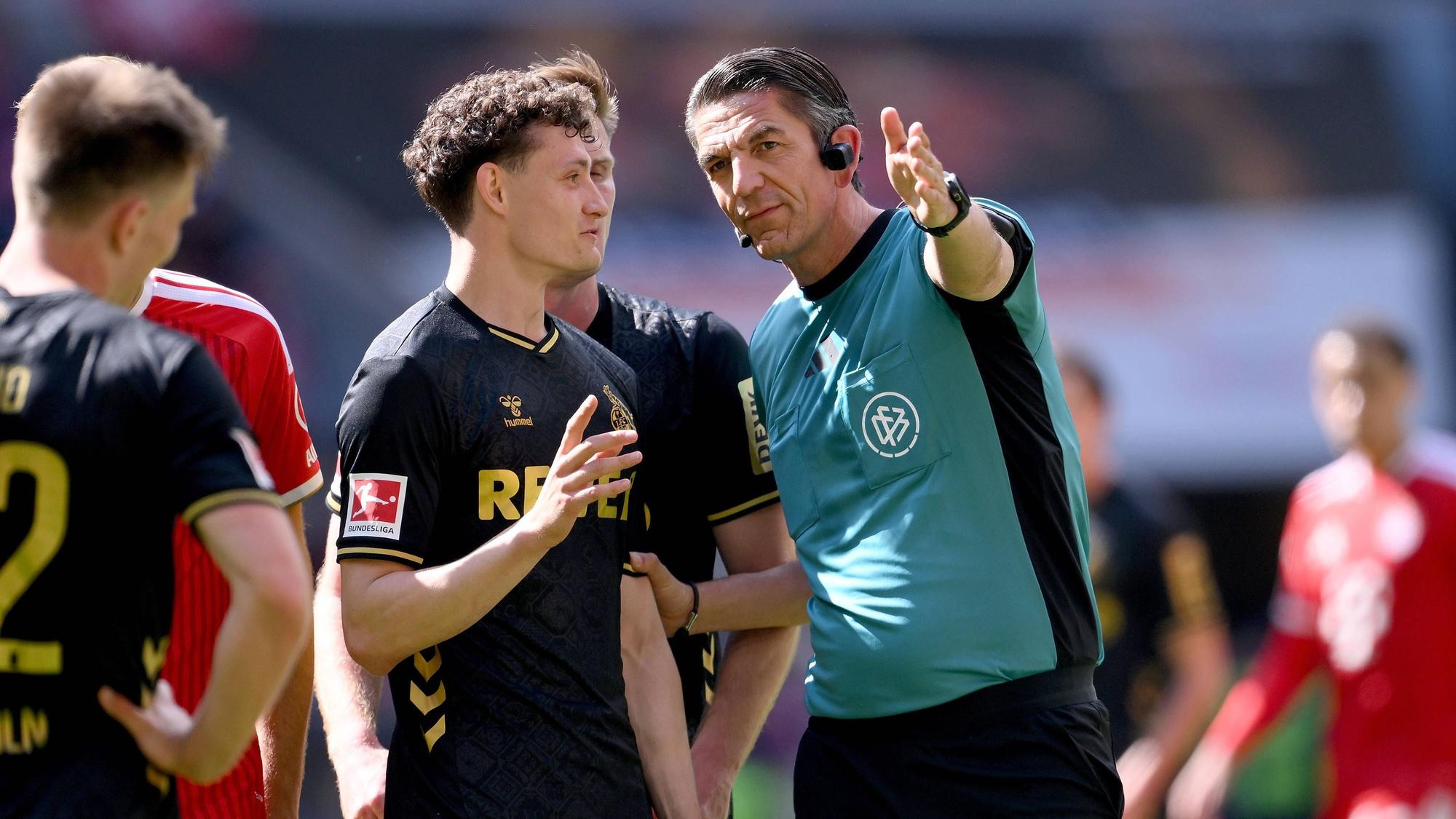 FC-Profi Eric Martel im Gespräch mit Schiedsrichter Deniz Aytekin.