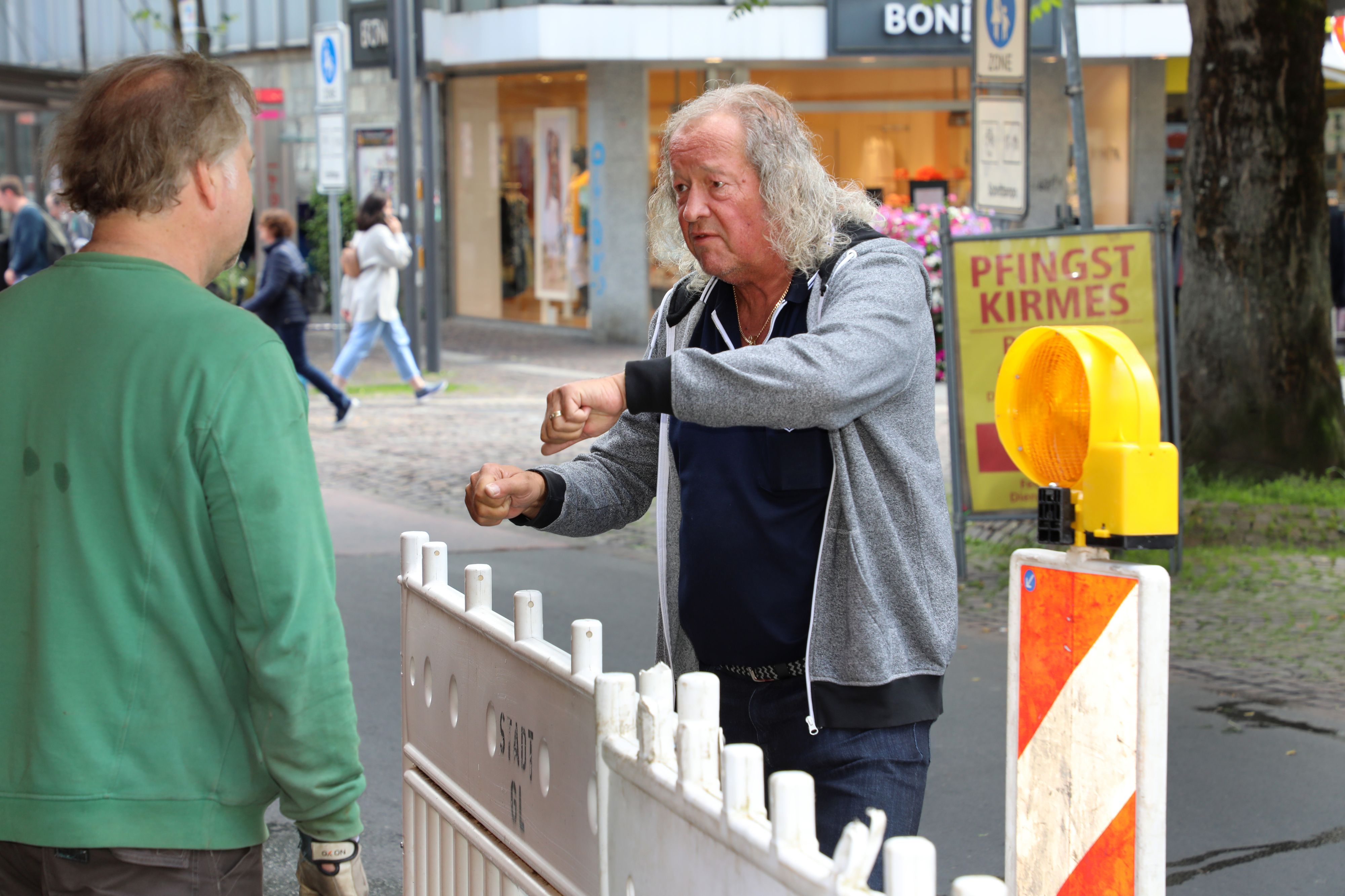 Burkhardt Unrau steht an einer Warnbake in Bergisch Gladbach.
